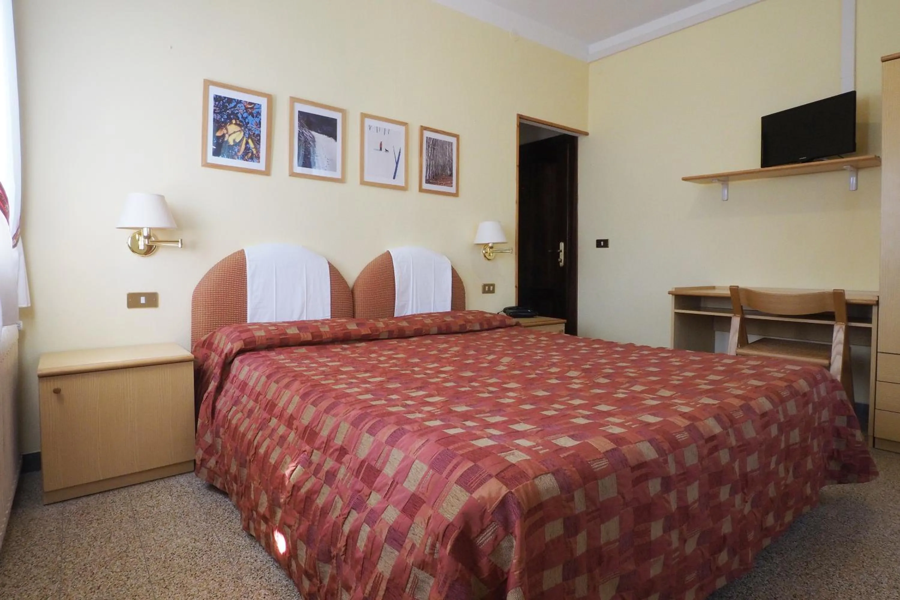 Bed in Hotel Tirolo