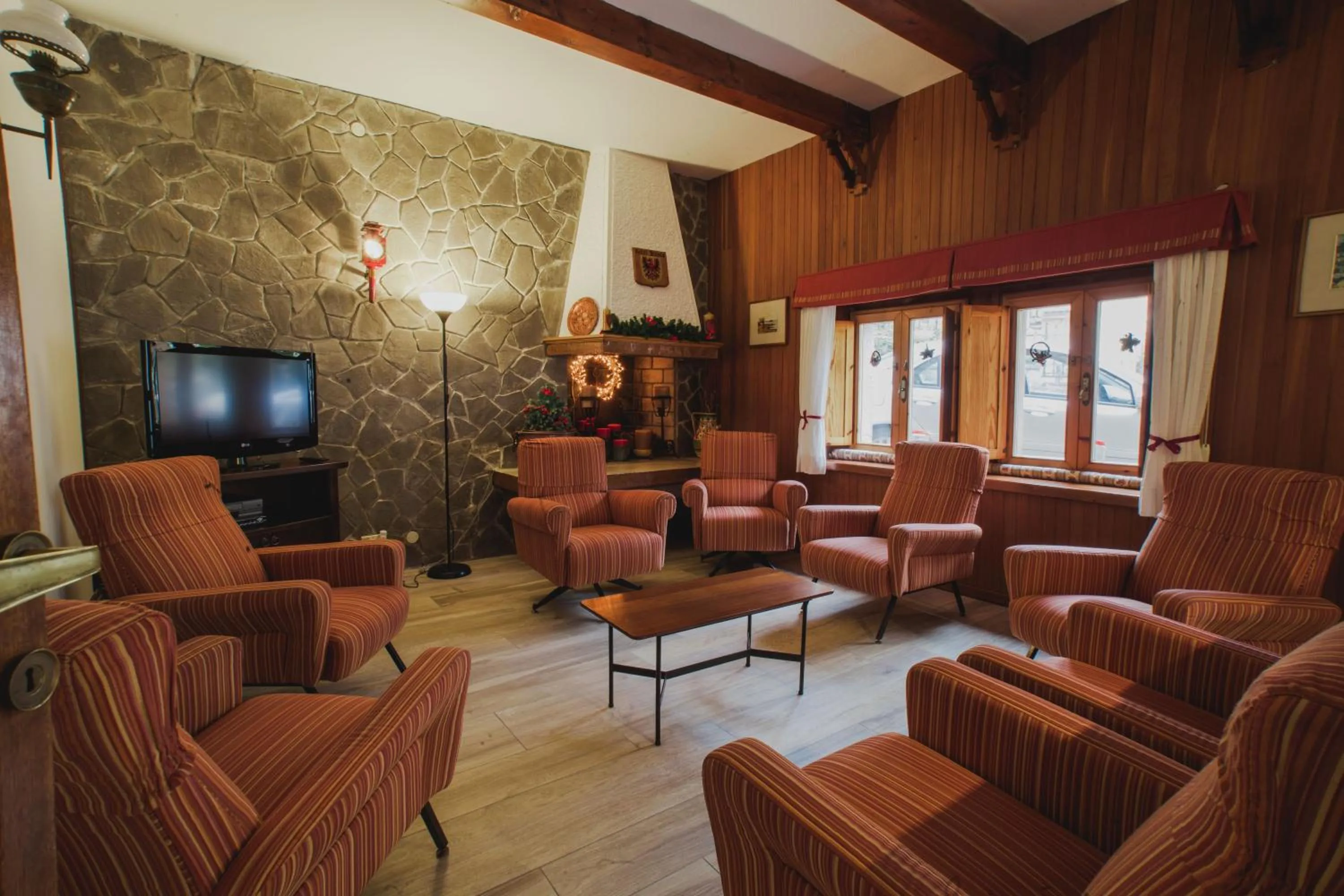 Communal lounge/ TV room in Hotel Tirolo