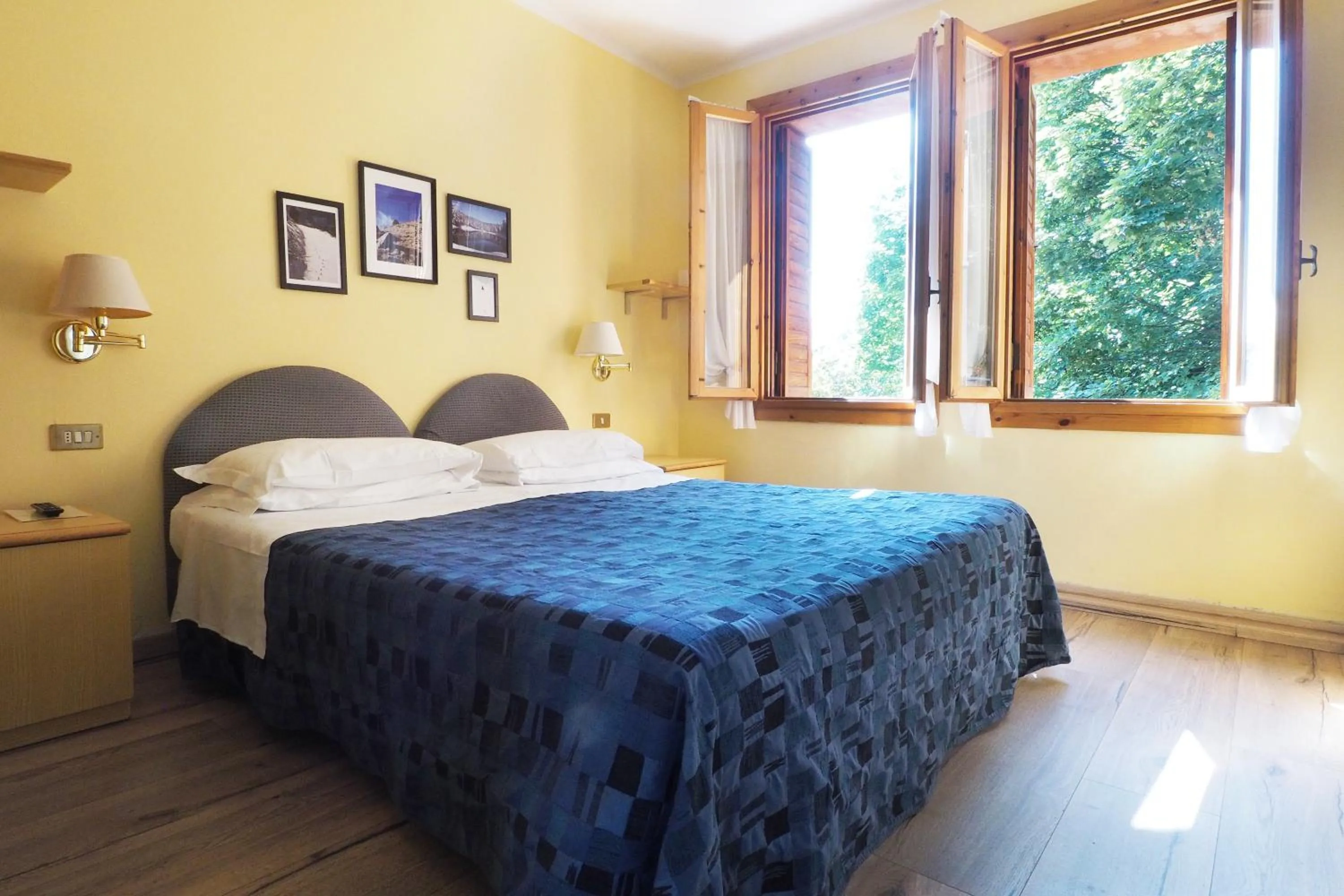Bed in Hotel Tirolo