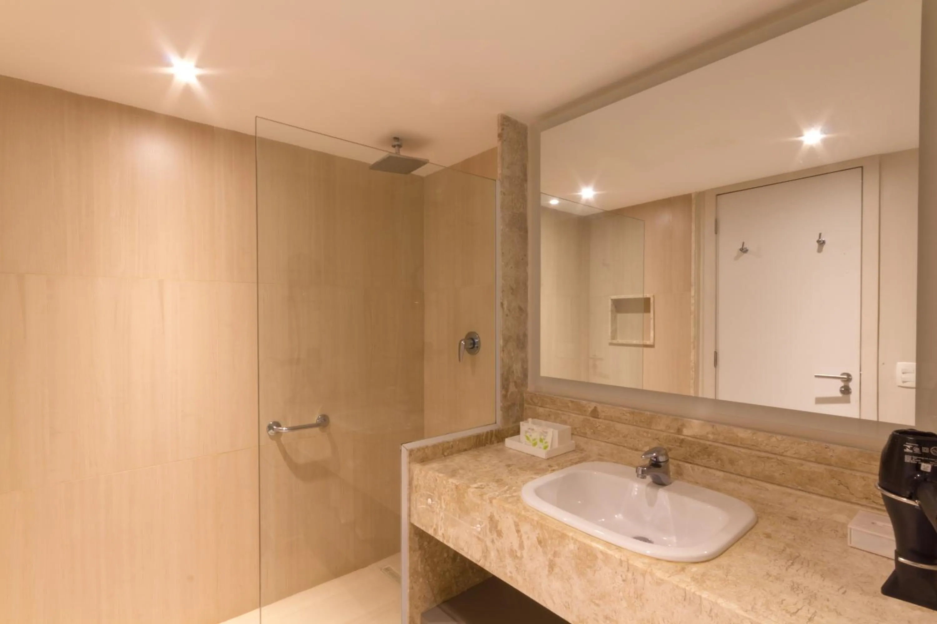 Shower in Hotel Atlante Plaza