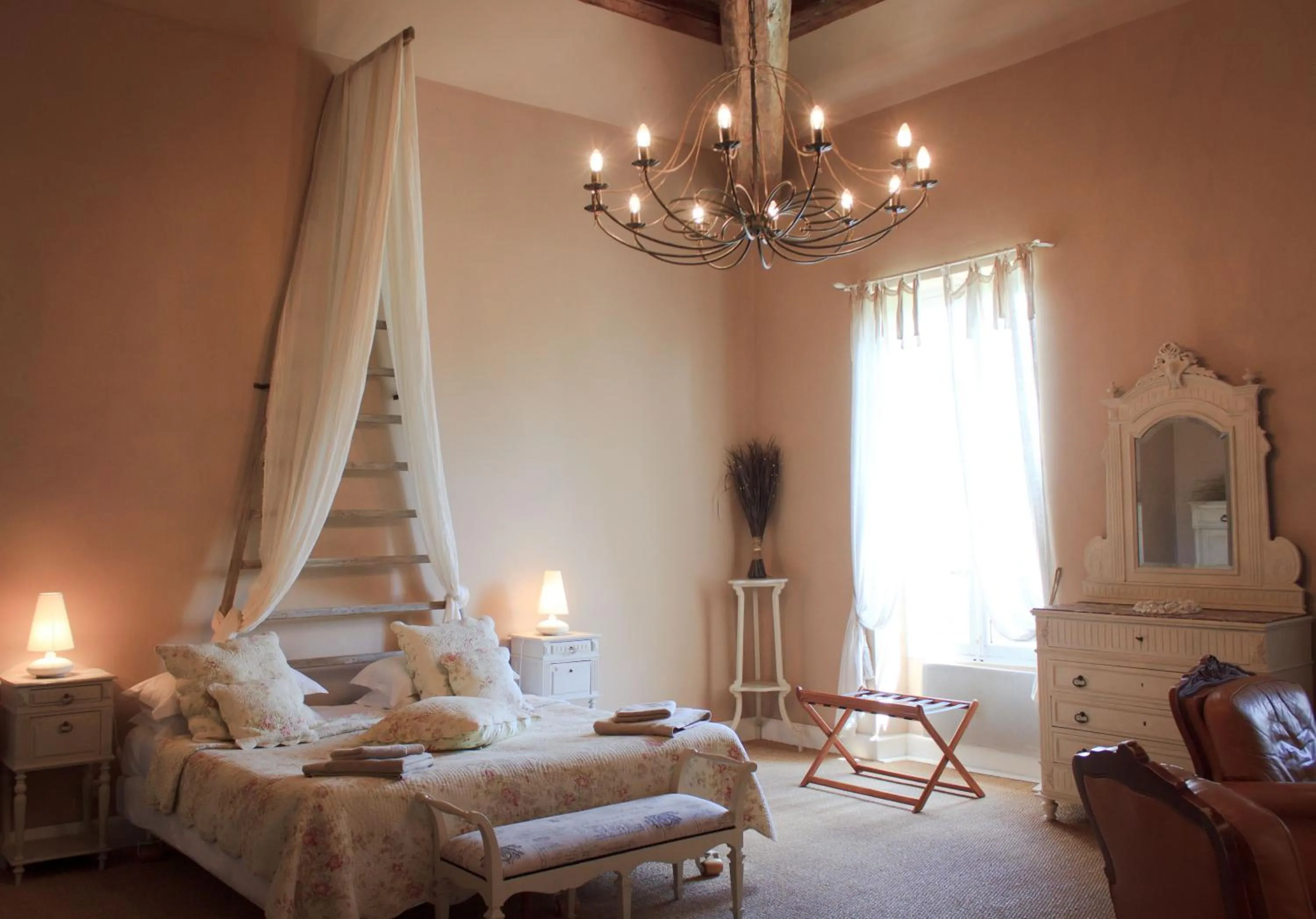 Bed in Les Carmes and spa