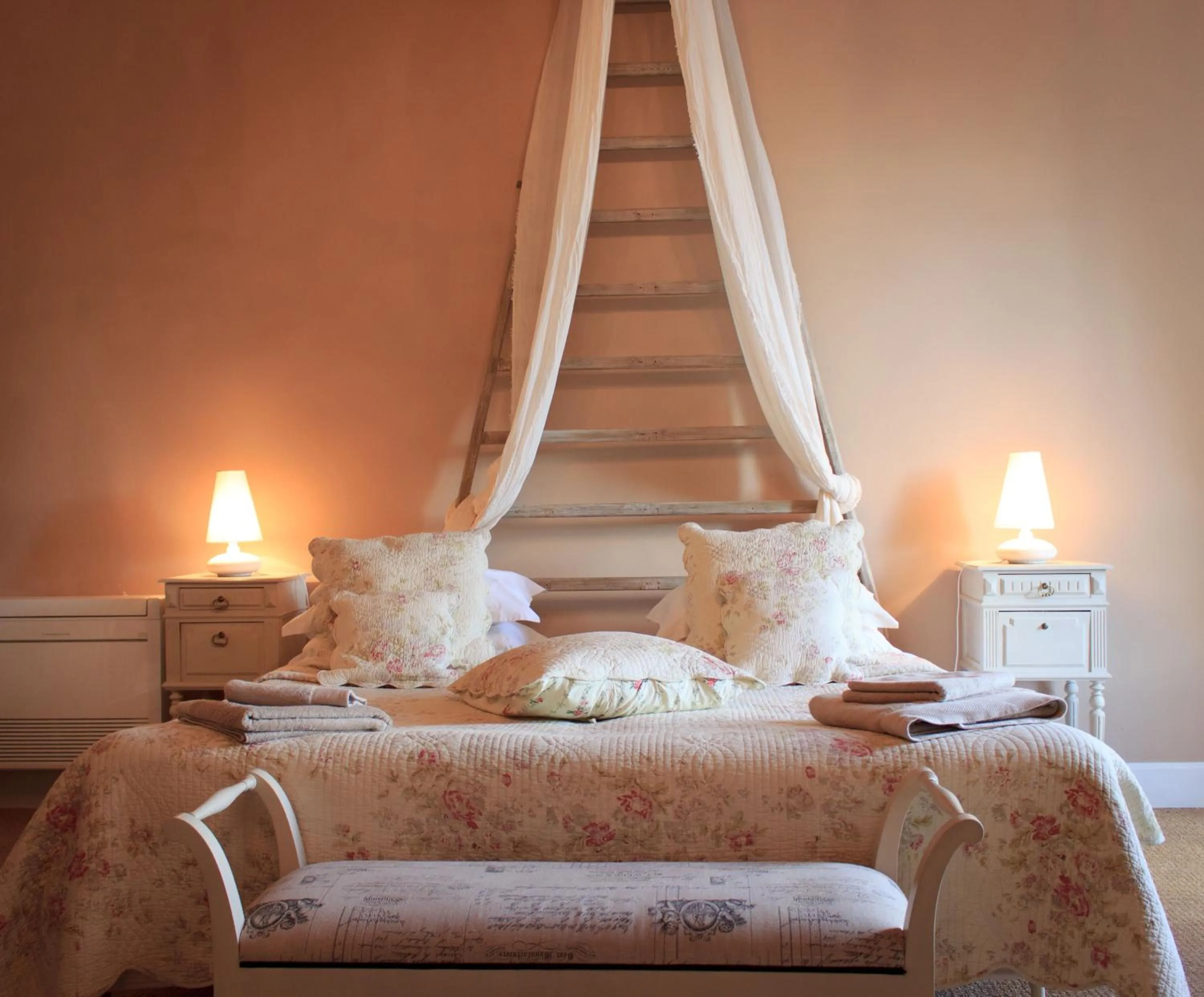 Bed in Les Carmes and spa