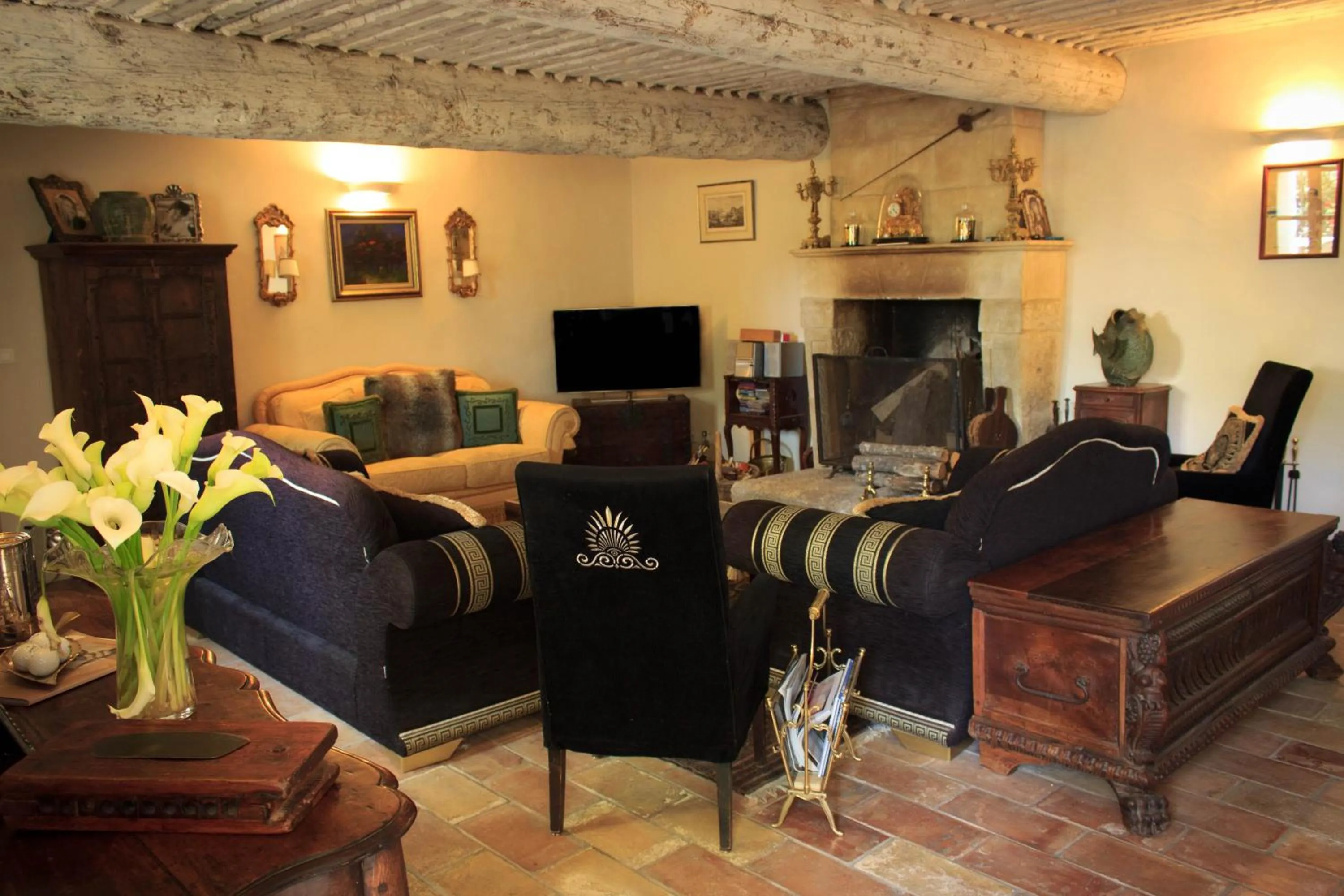 Lounge or bar in Les Carmes and spa