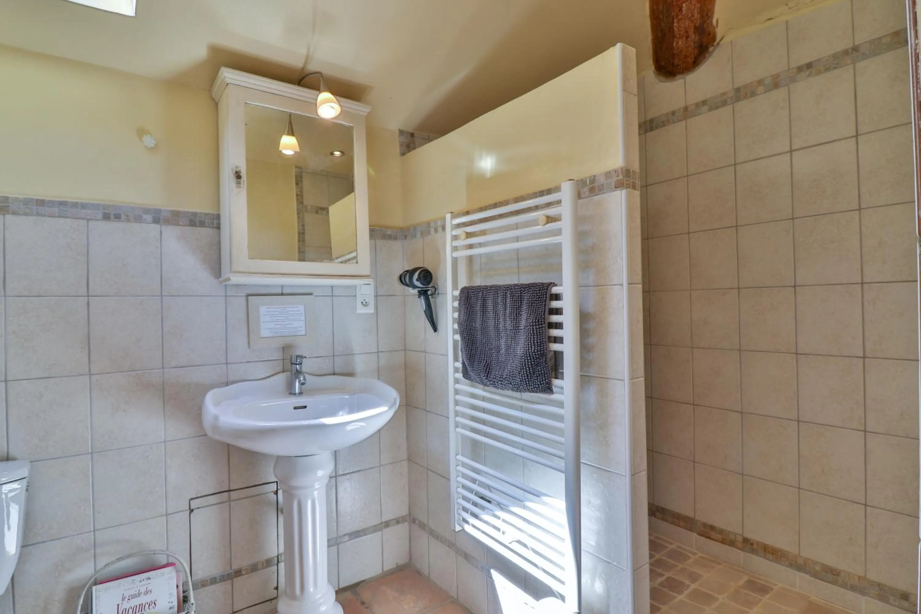 Bathroom in Les Carmes and spa