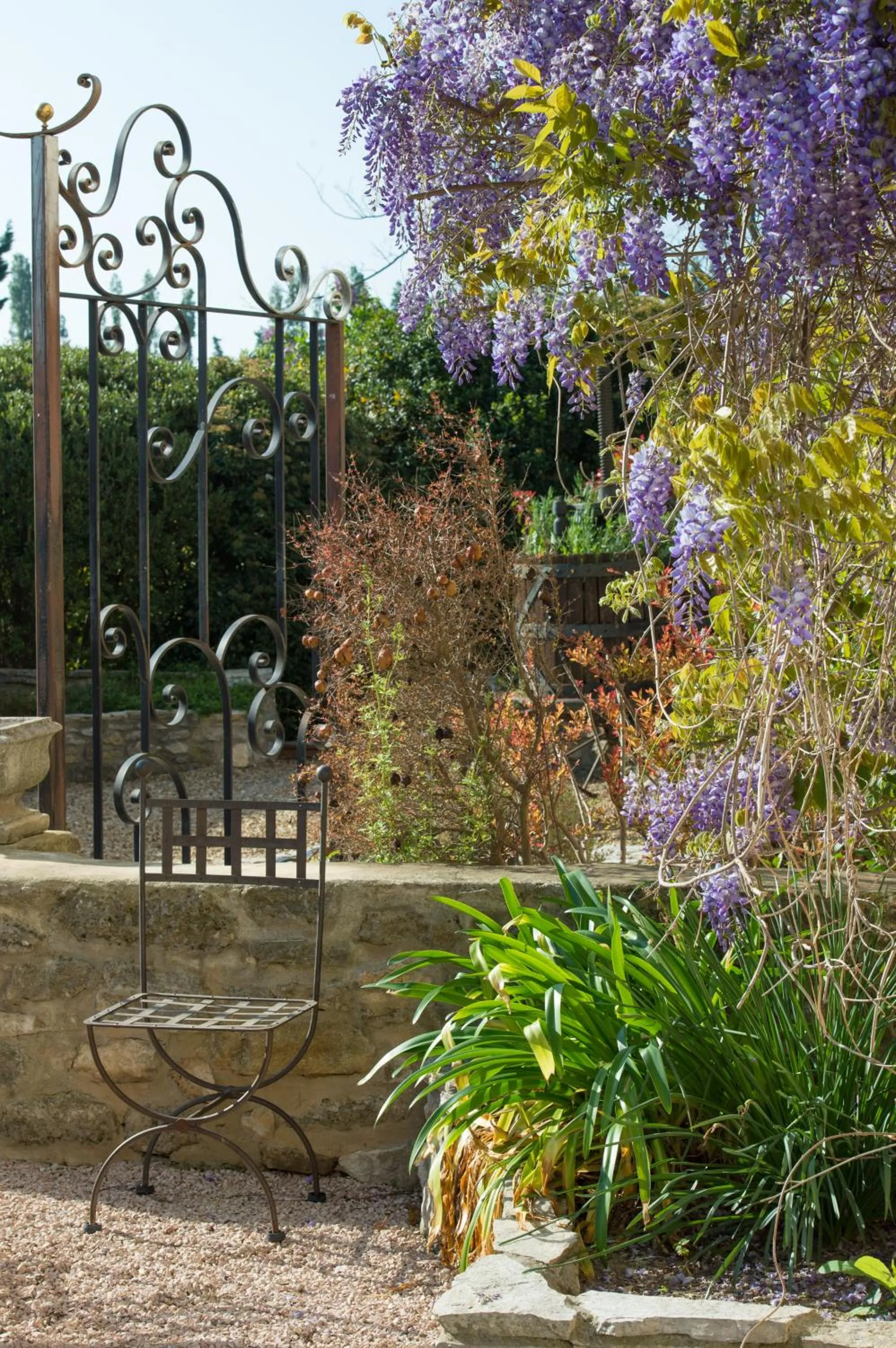 Garden view in Les Carmes and spa