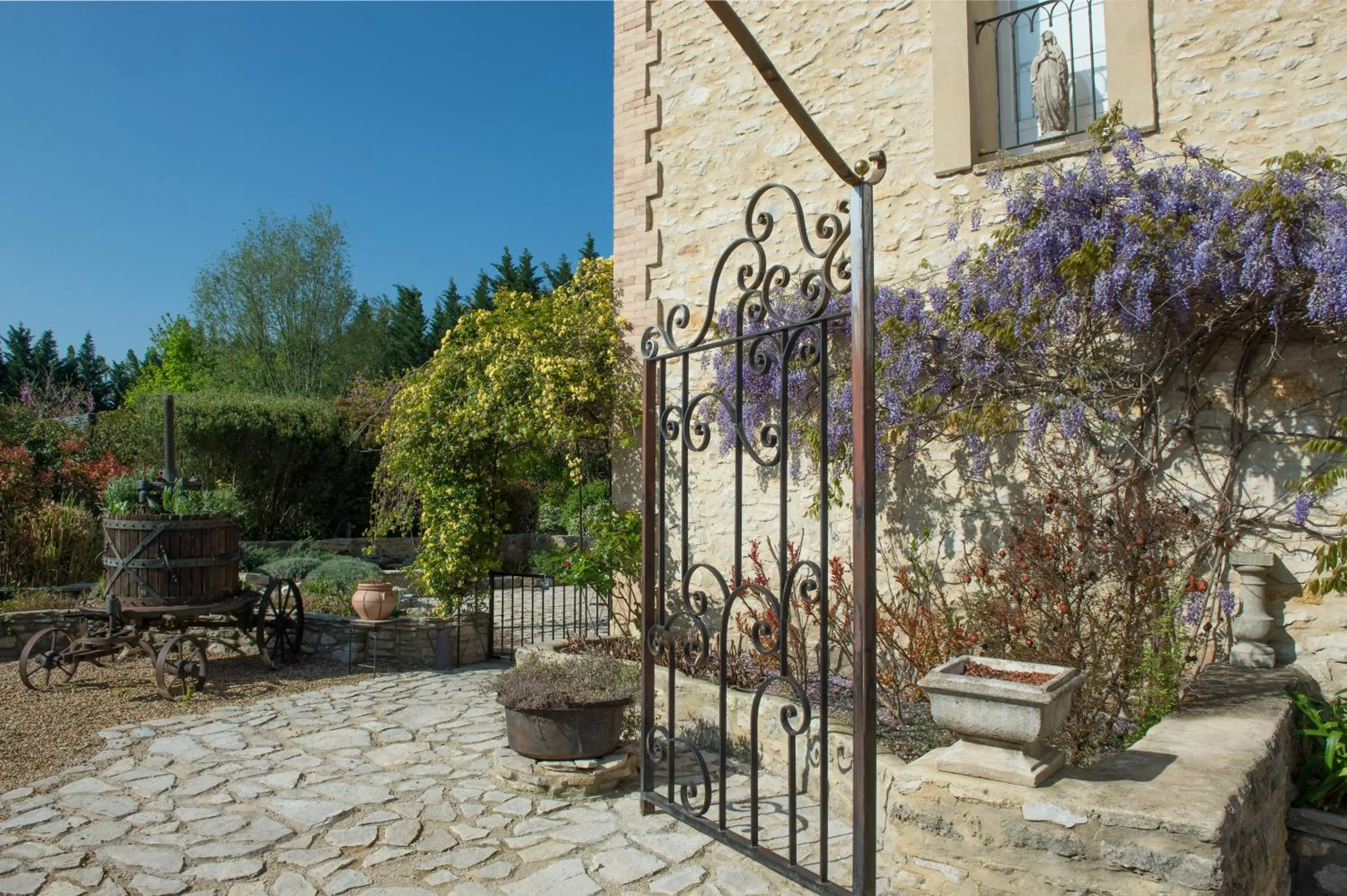 Garden view in Les Carmes and spa