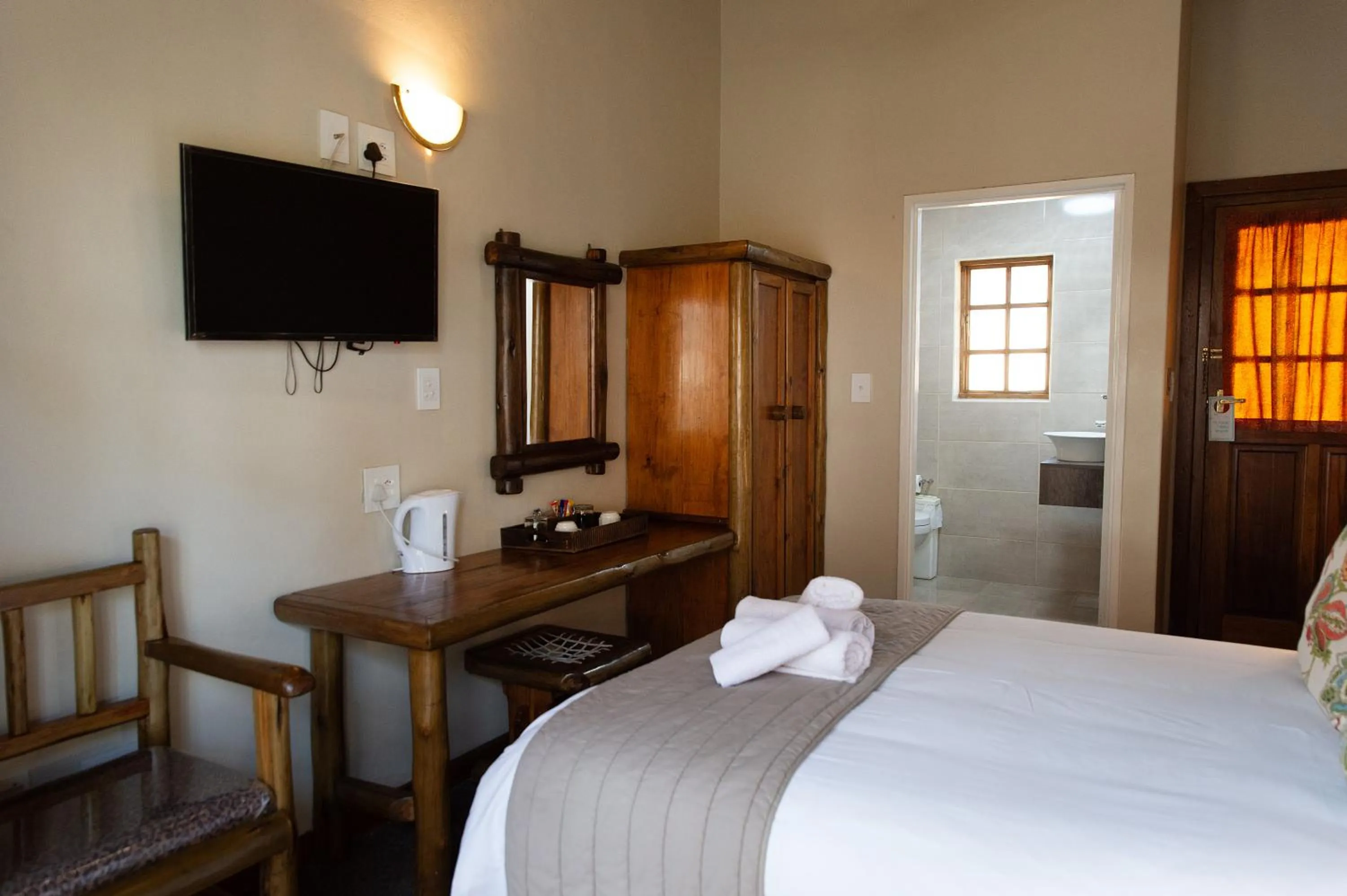 Bed in Riverside Lodge & Conference Center