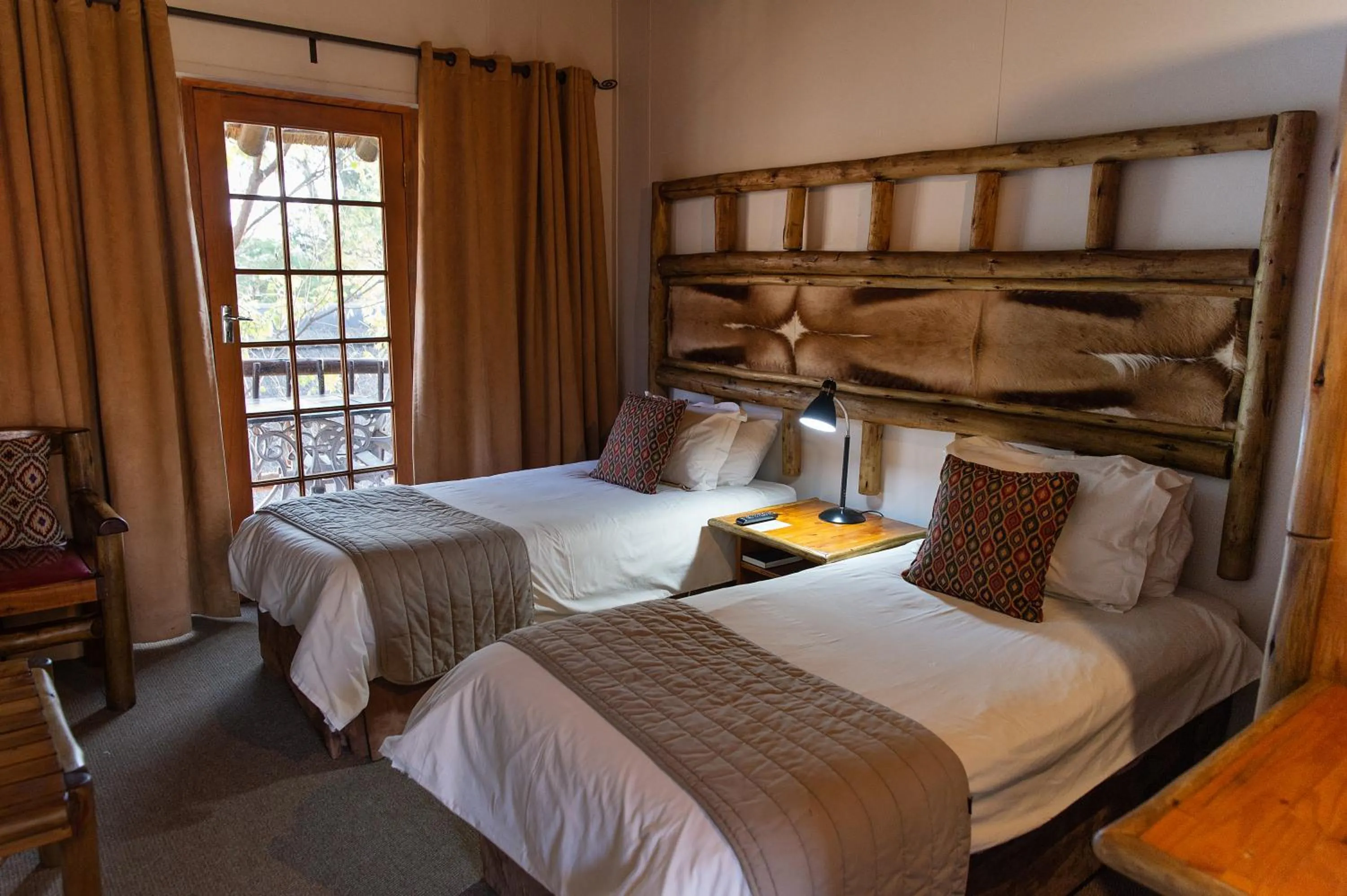 Bed in Riverside Lodge & Conference Center