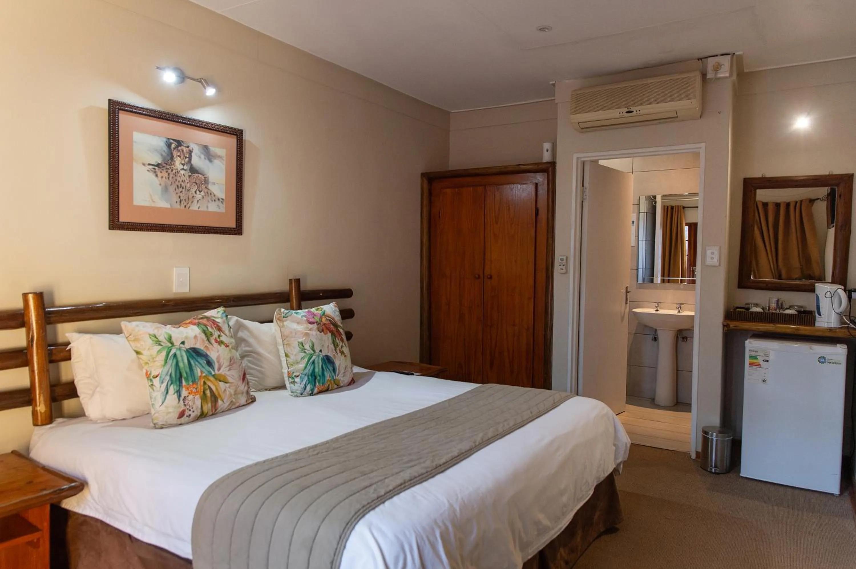 Bed in Riverside Lodge & Conference Center