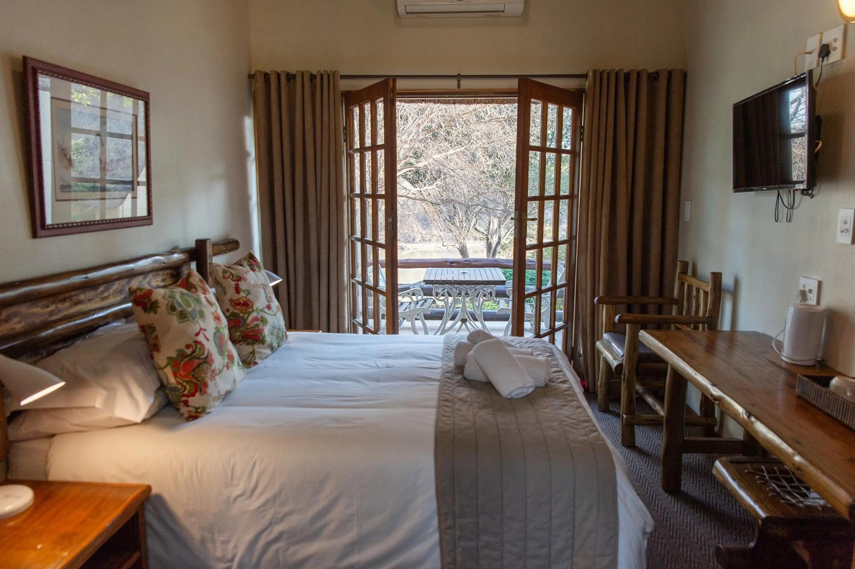 Bed in Riverside Lodge & Conference Center