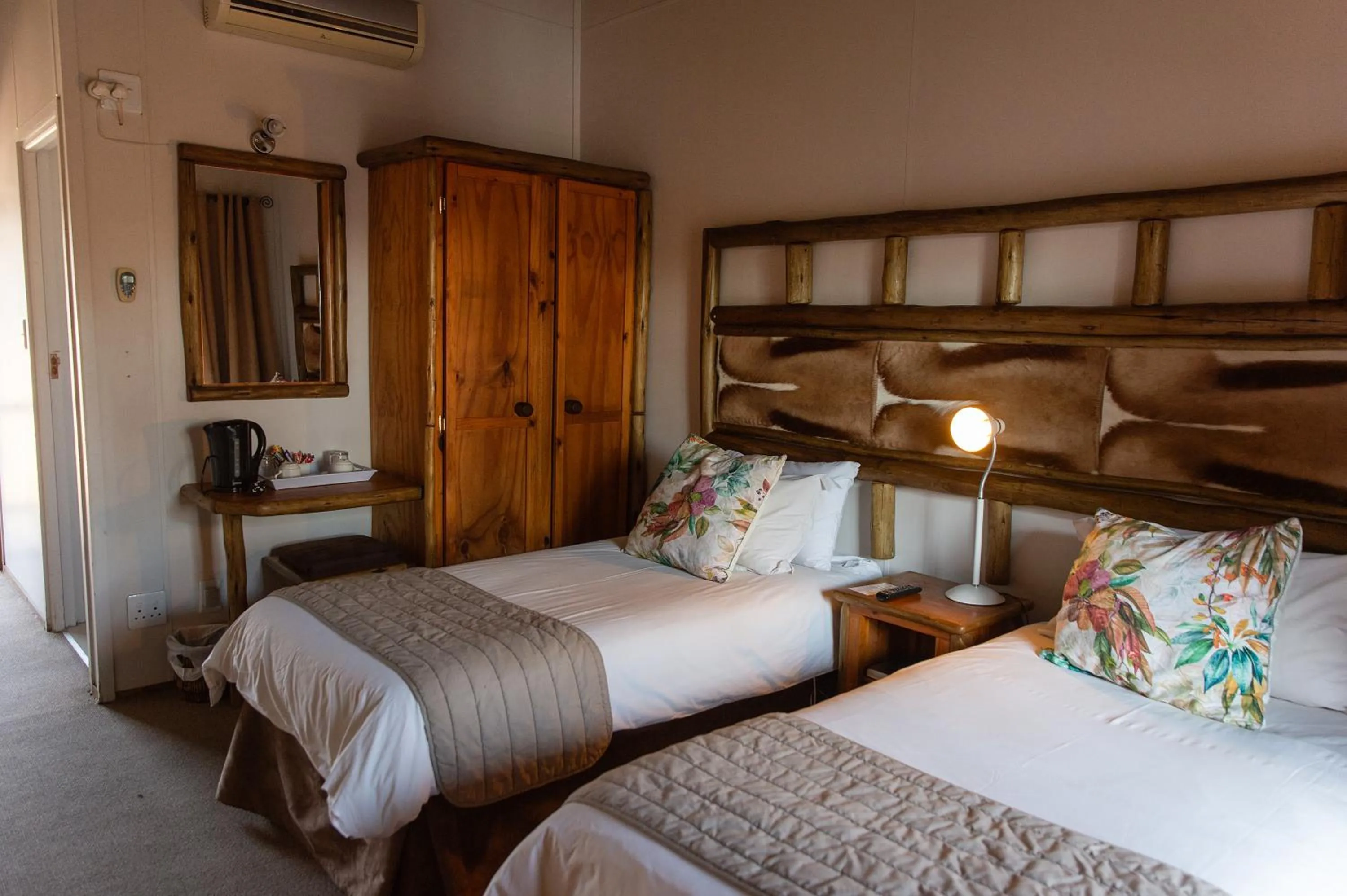 Bed in Riverside Lodge & Conference Center