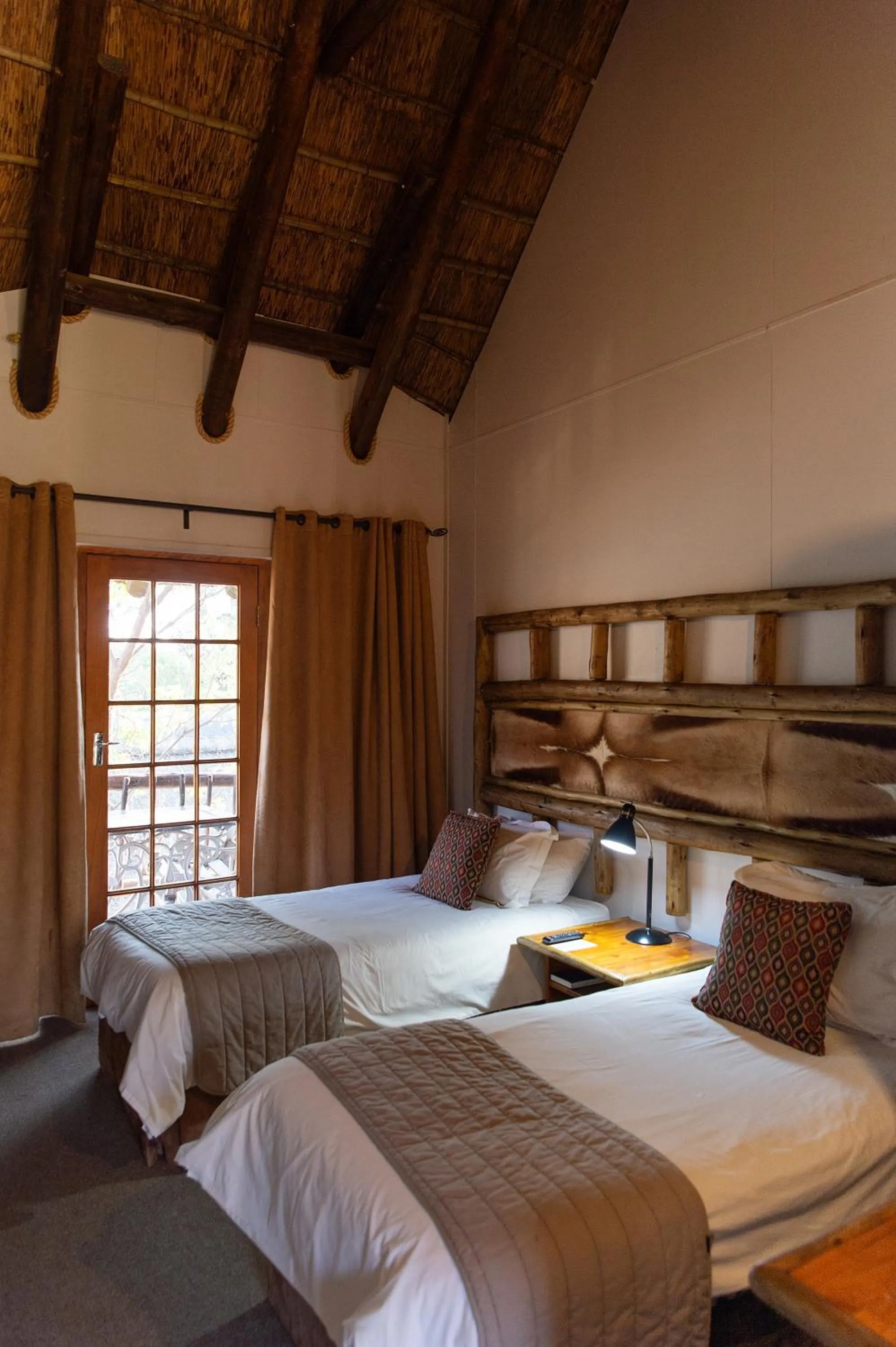 Bed in Riverside Lodge & Conference Center