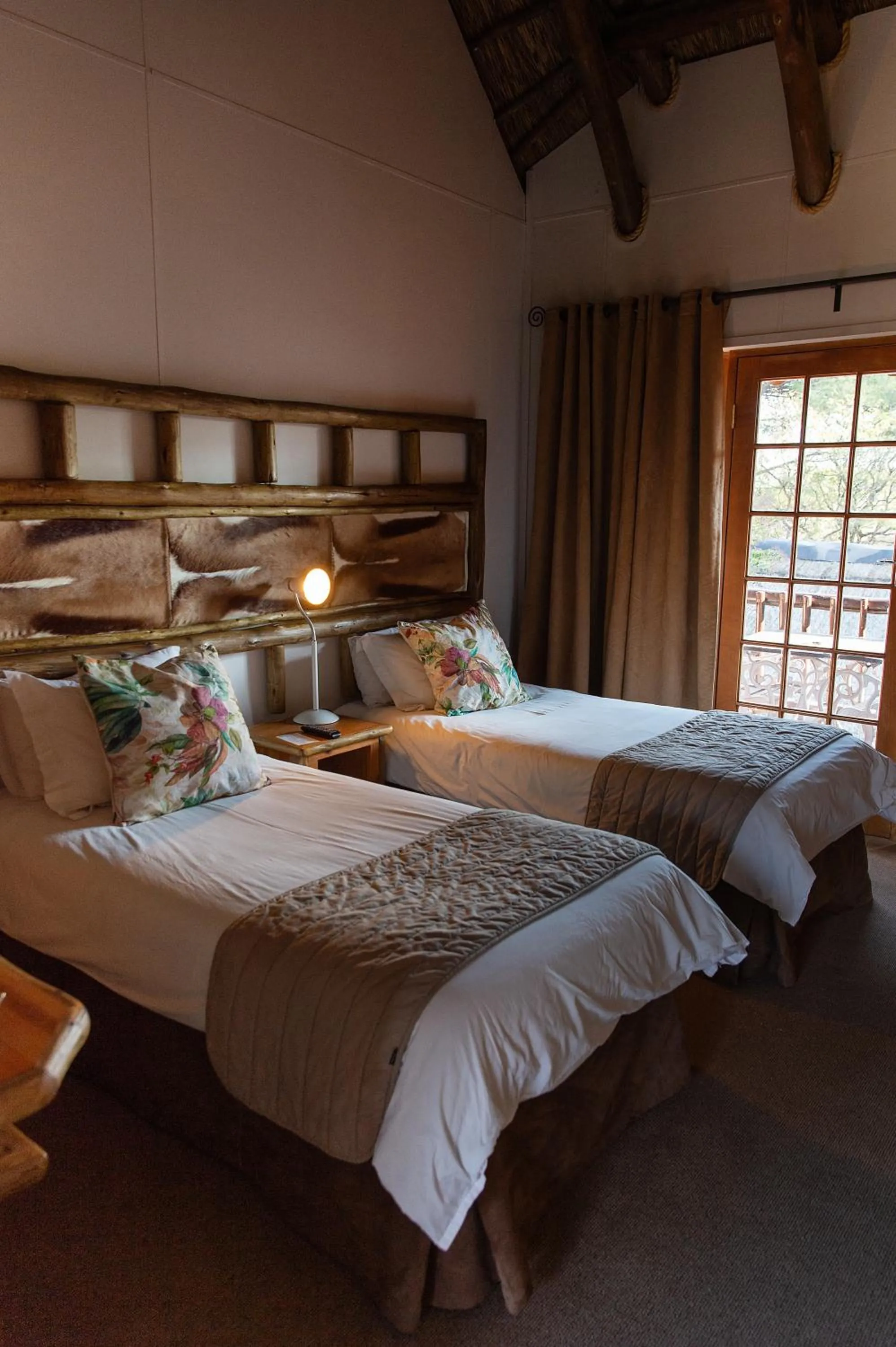 Bed in Riverside Lodge & Conference Center