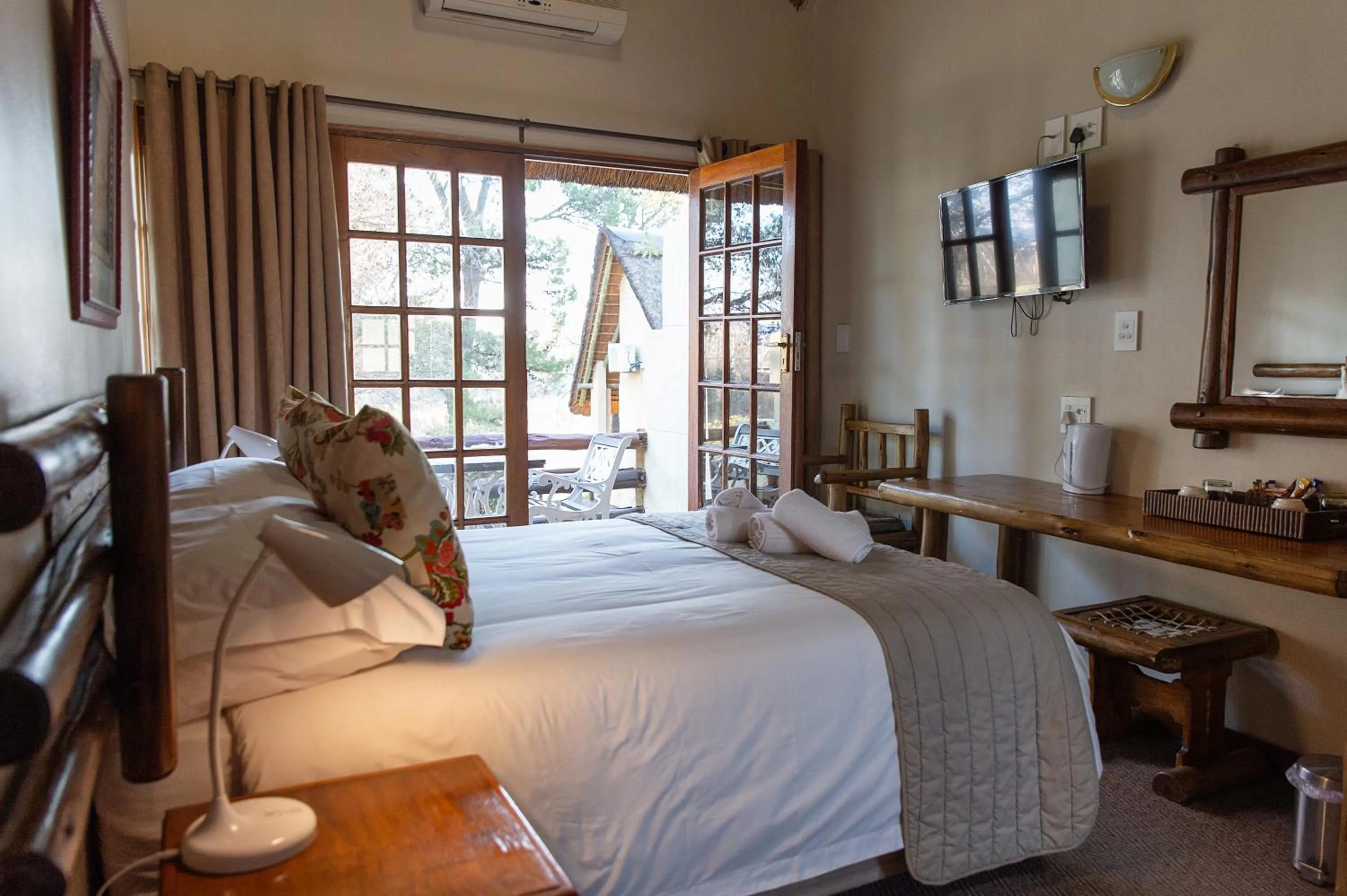 Bed in Riverside Lodge & Conference Center