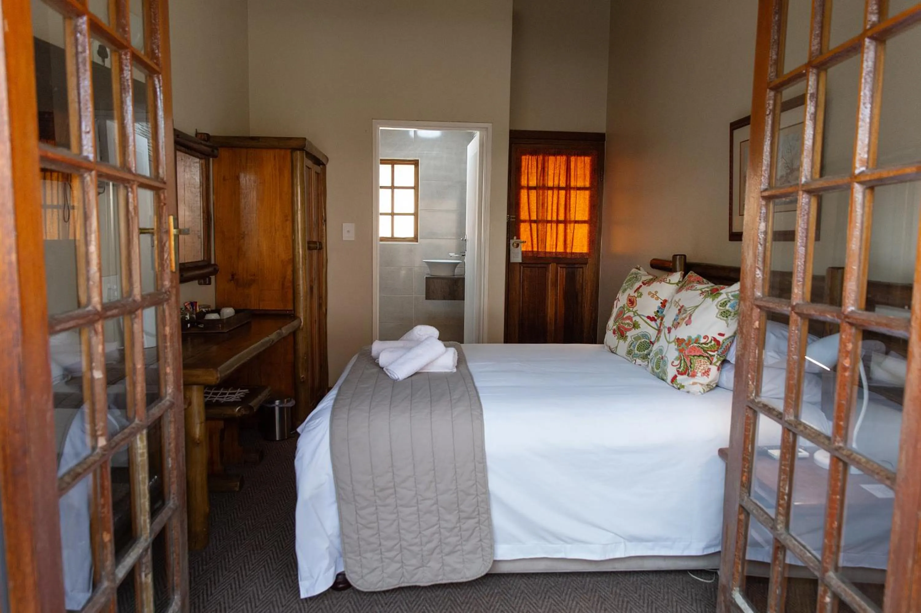 Bed in Riverside Lodge & Conference Center