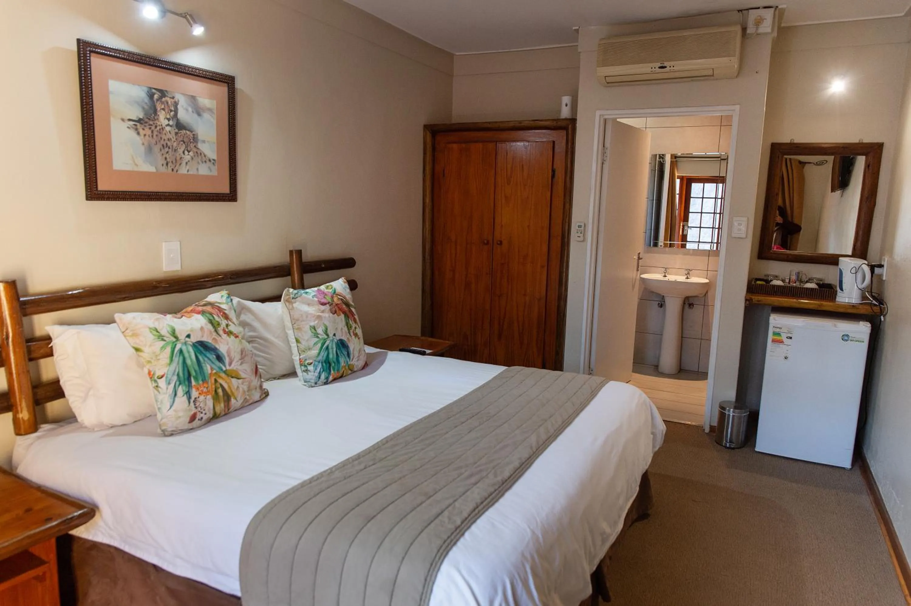 Bed in Riverside Lodge & Conference Center