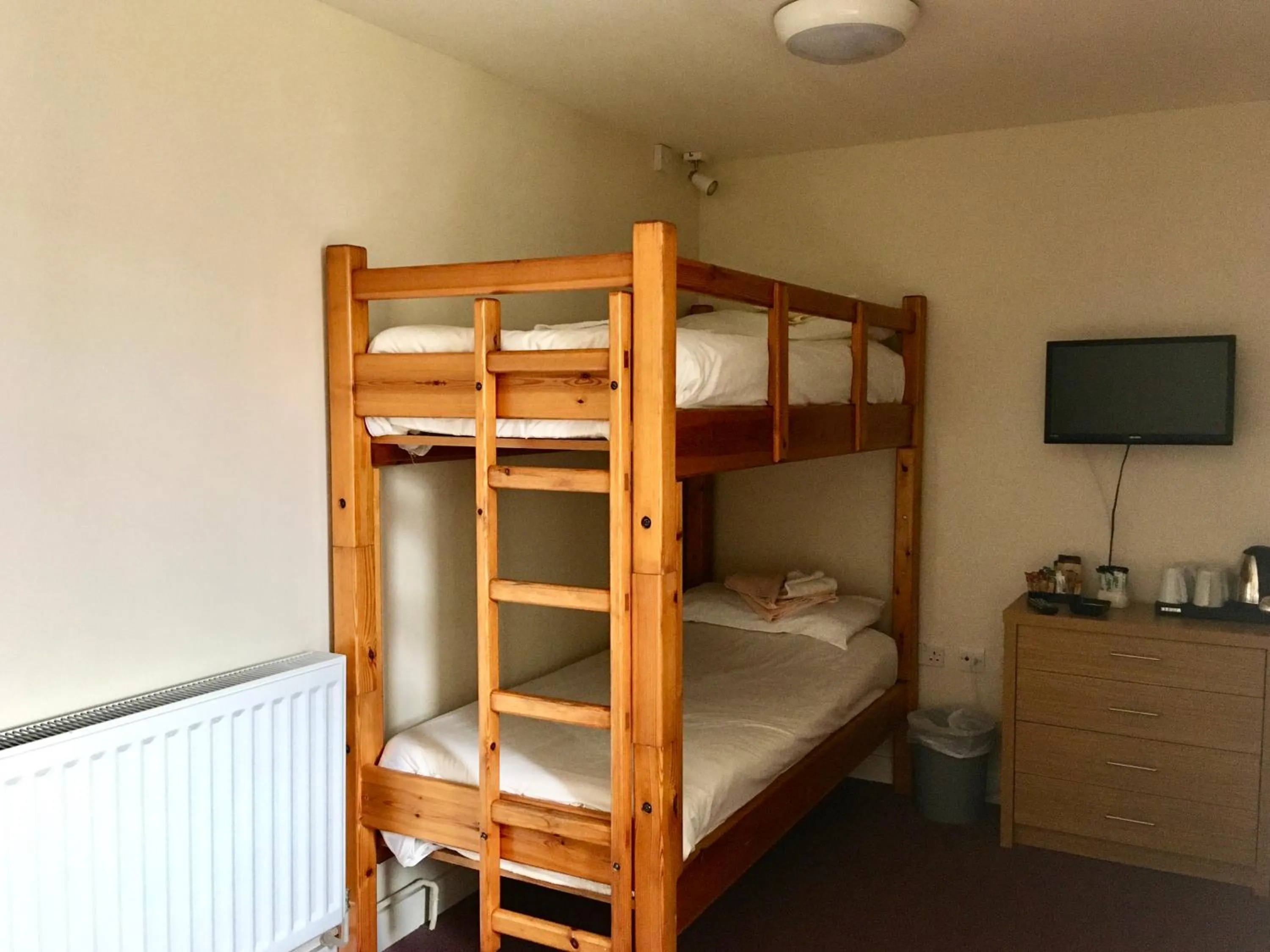 Non alcoholic drinks, Bed in Ludlow Mascall Centre