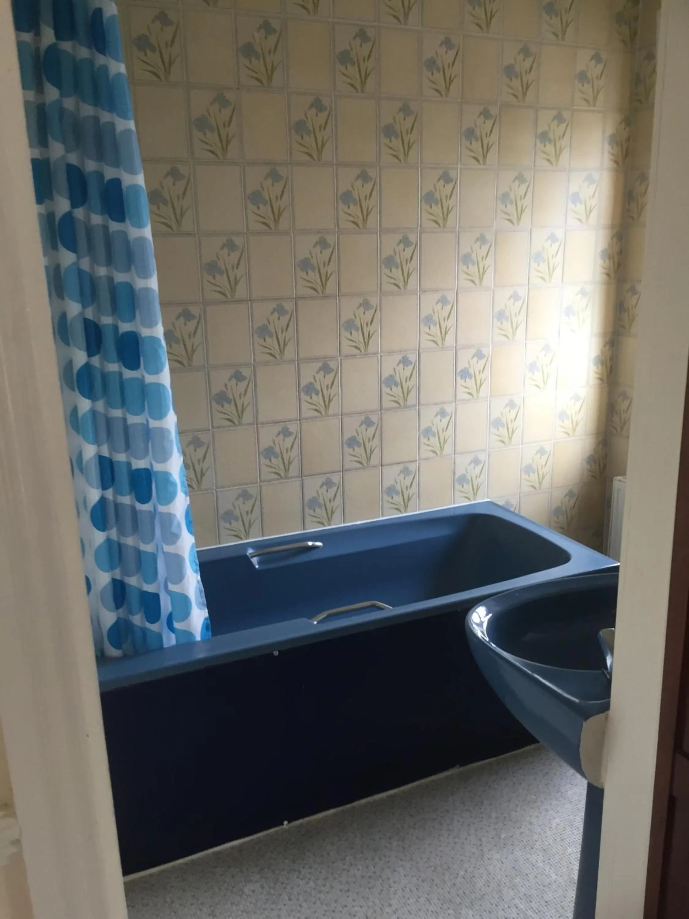 Bathroom, Bed in Colnbrook Lodge Guest House