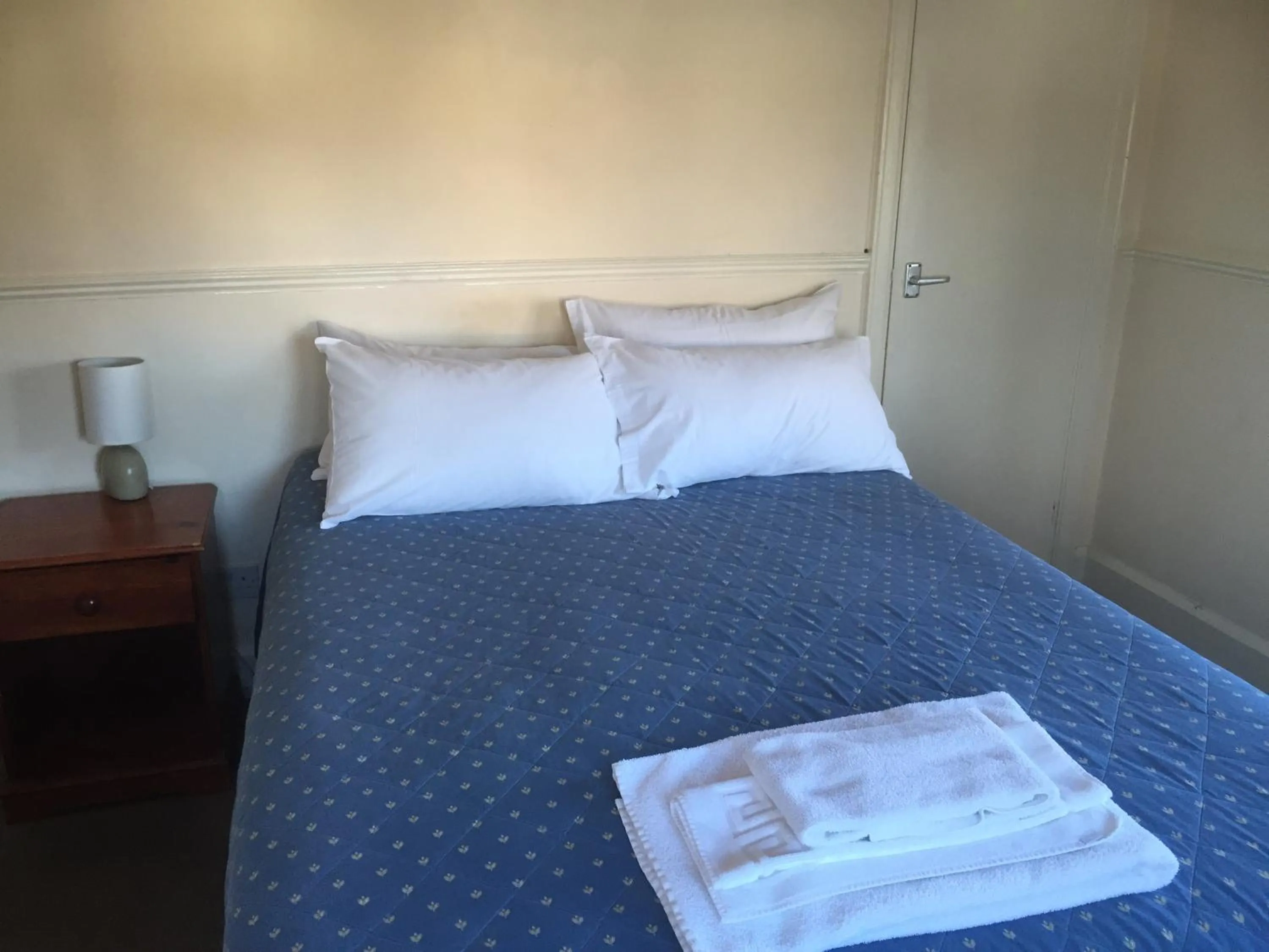 Bed in Colnbrook Lodge Guest House