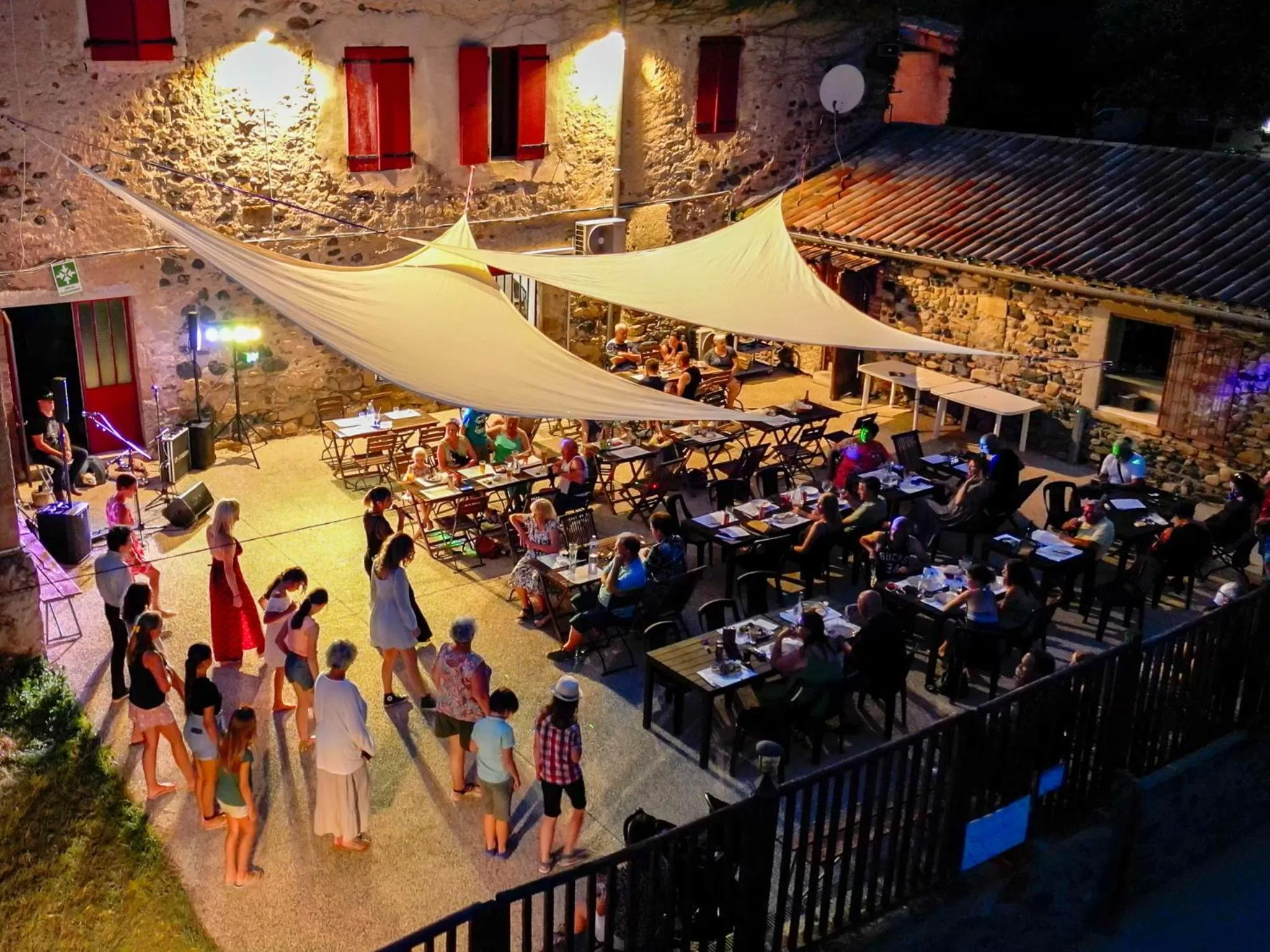 Patio in Le Moulin D'onclaire Camping et chambres d'hôtes