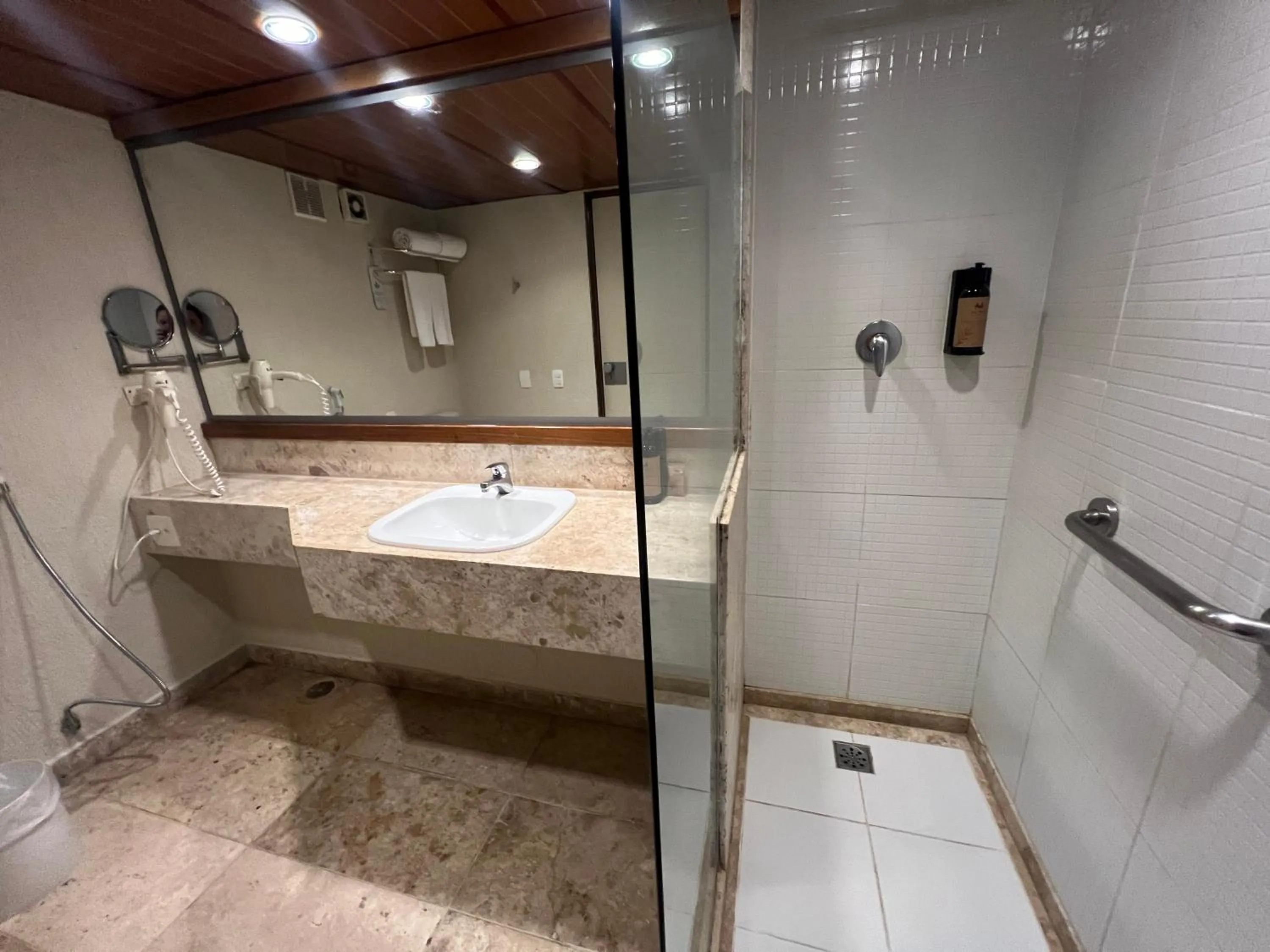 Bathroom in Mar Hotel Conventions