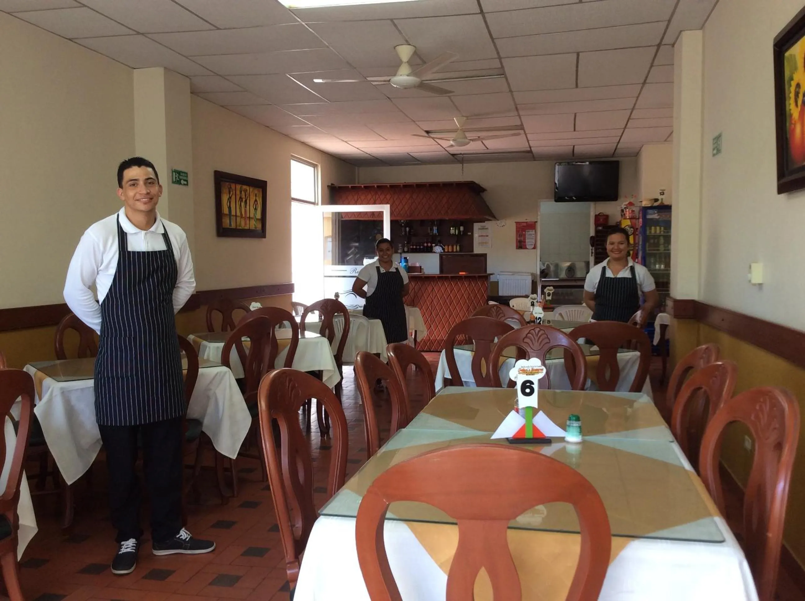 Restaurant/places to eat in Hotel Marux Plaza
