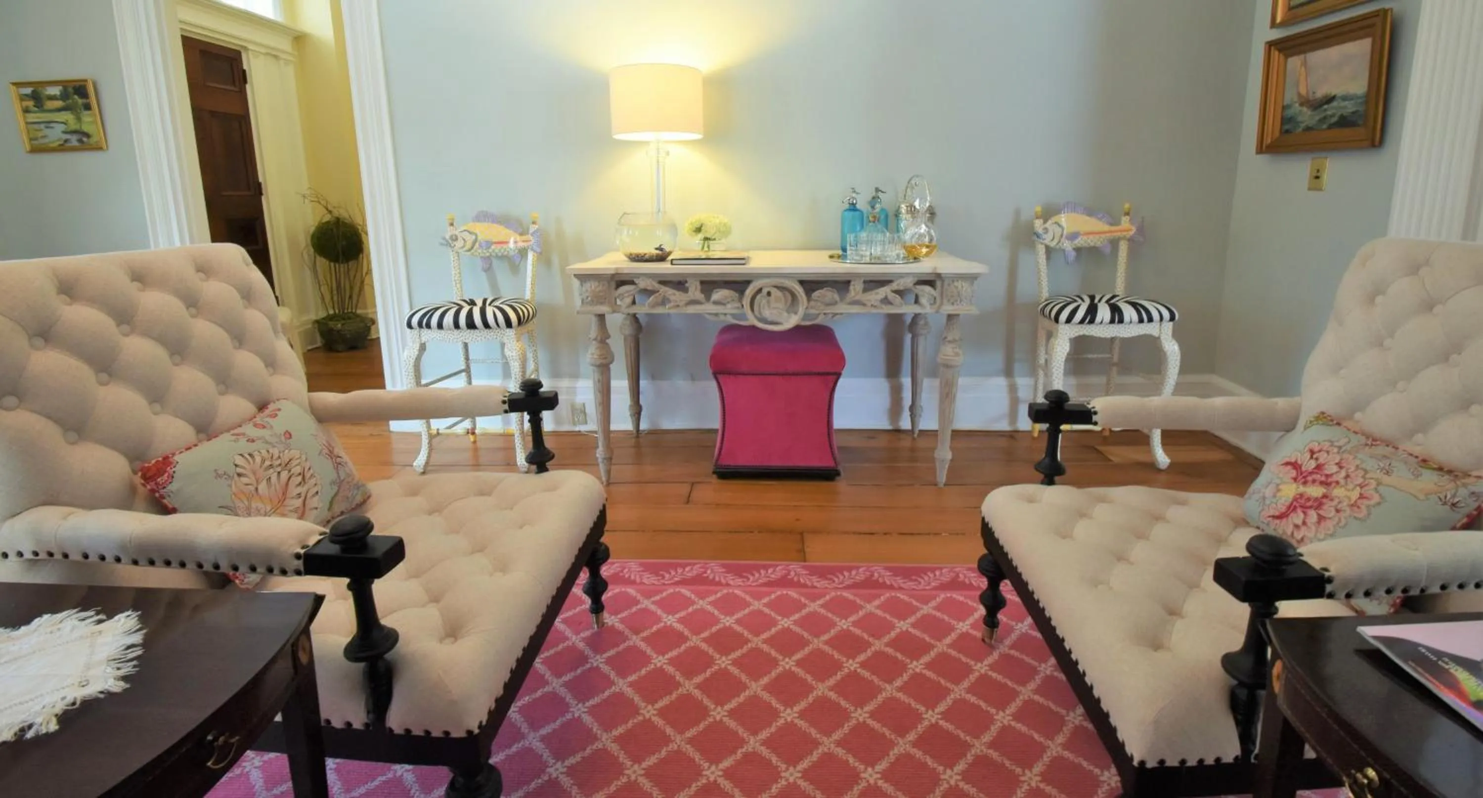 Communal lounge/ TV room in 34 State "Historic Luxury Suites" Skaneateles