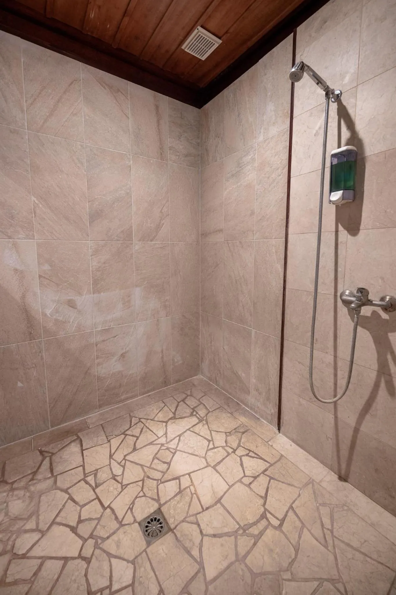 Shower in Oa Oa Lodge