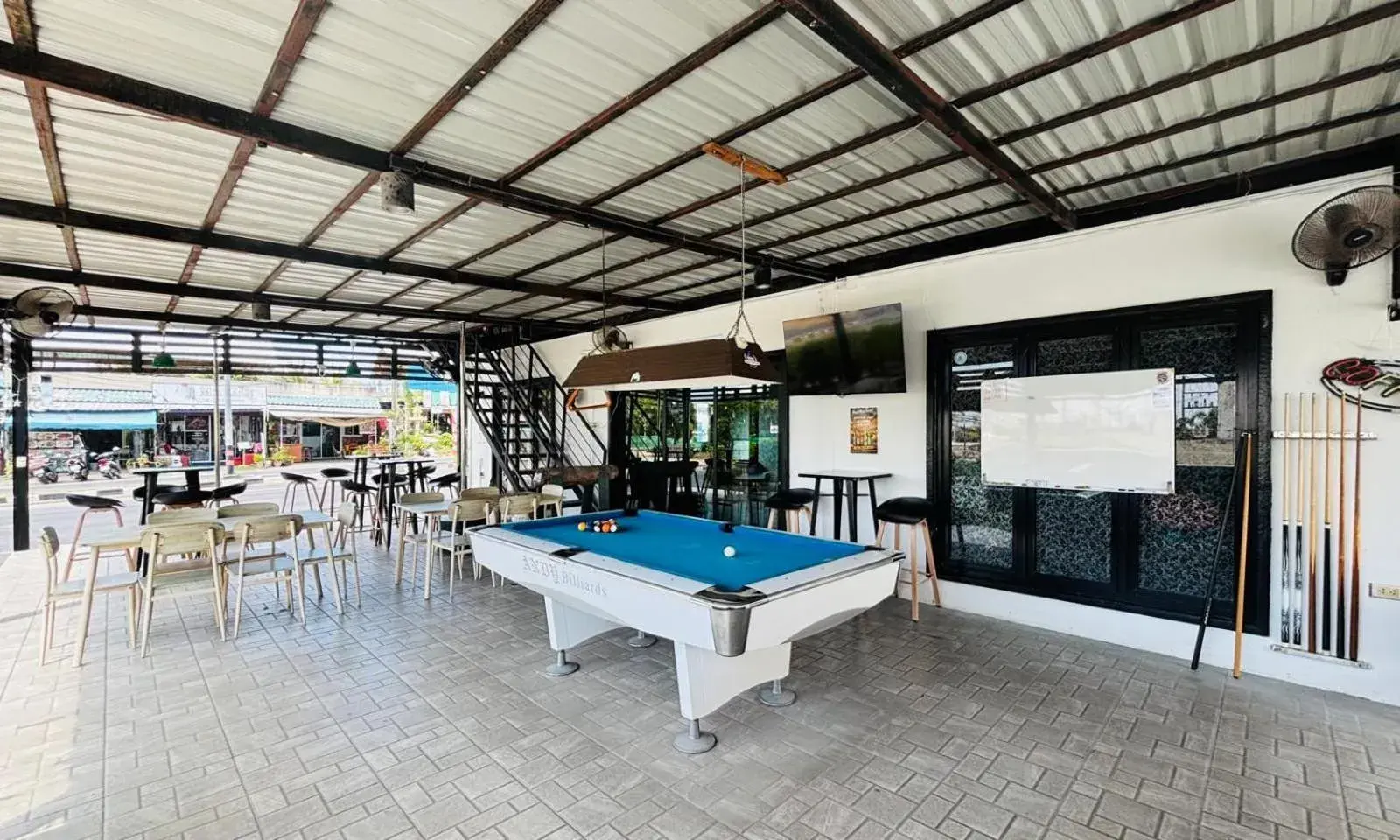 Restaurant/places to eat in 1715 House - White Rhino Restaurant/places to eat in 1715 House - White Rhino