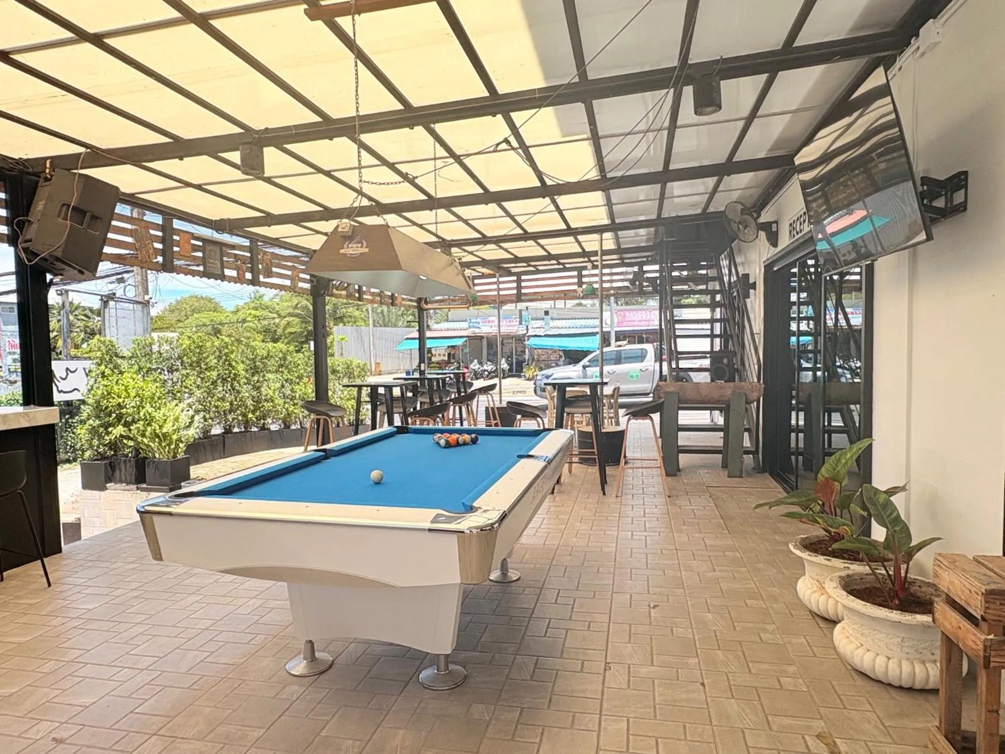 Billiard in 1715 House - White Rhino