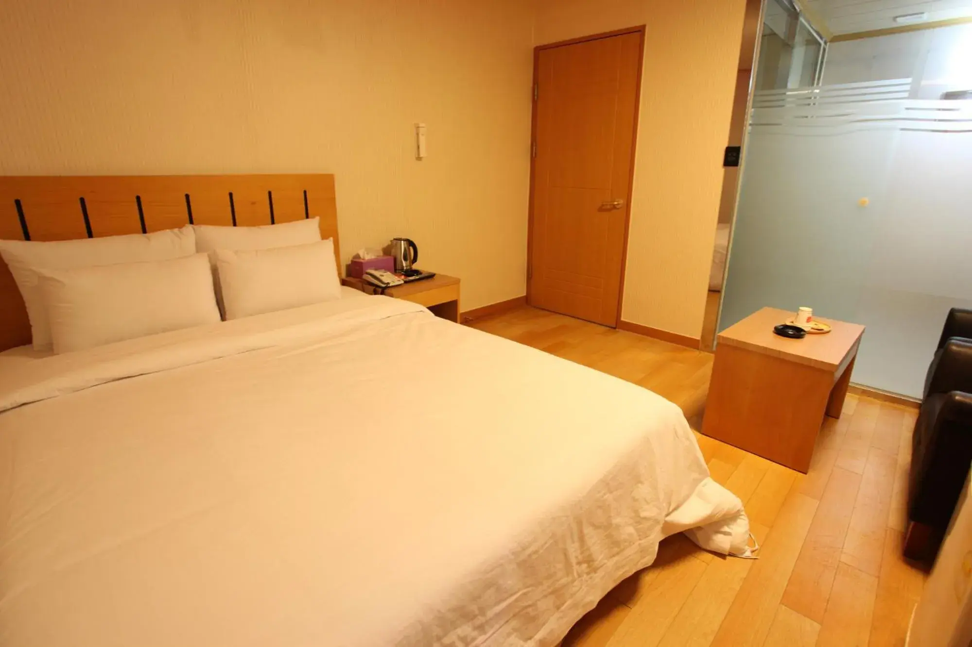 Bedroom, Bed in Prince Hotel Bedroom, Bed in Prince Hotel