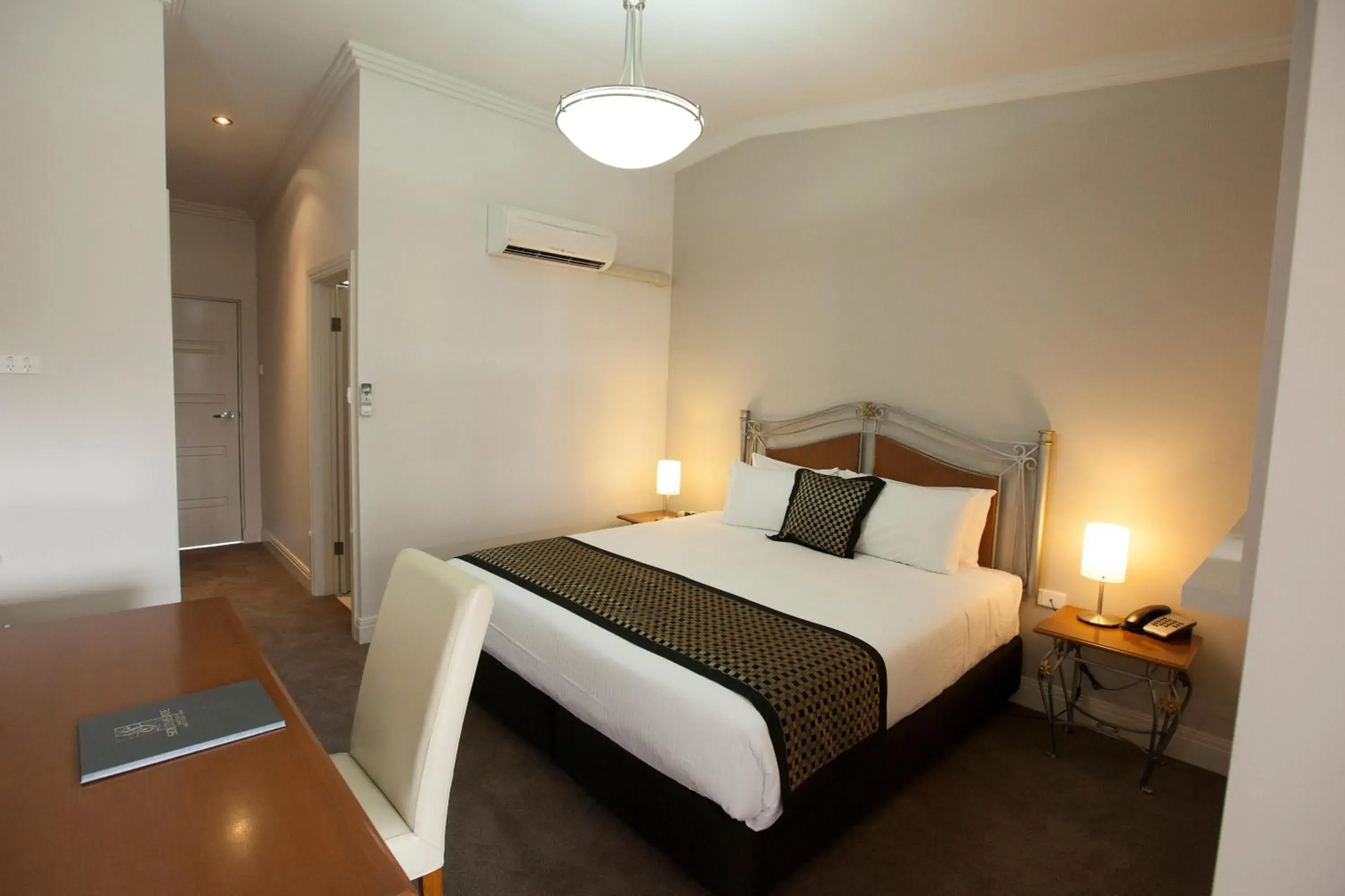 One-Bedroom Apartment in Southgate One-Bedroom Apartment in Southgate