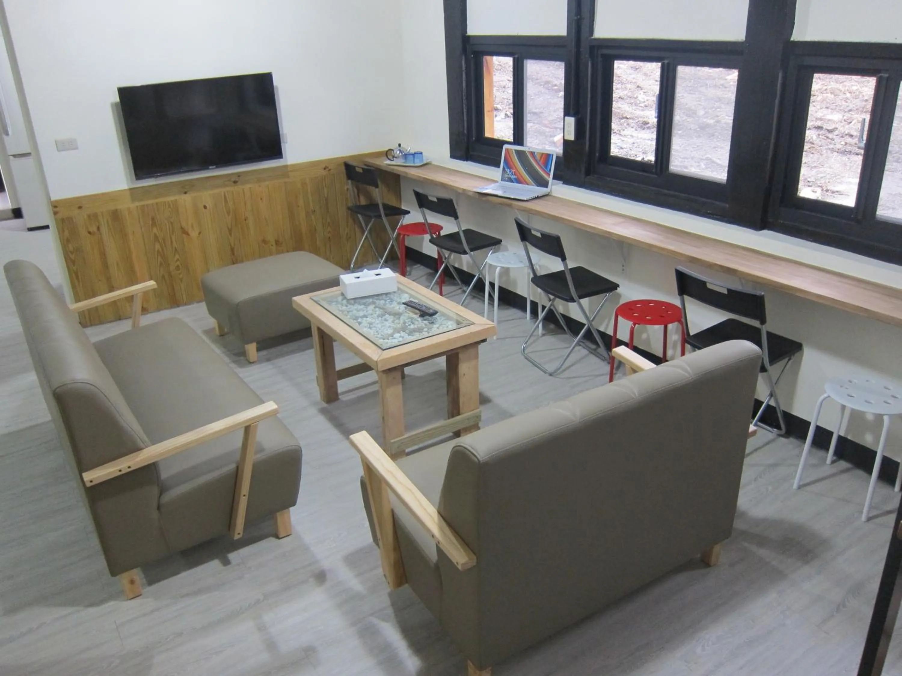 Communal lounge/ TV room in Runners' House Taitung