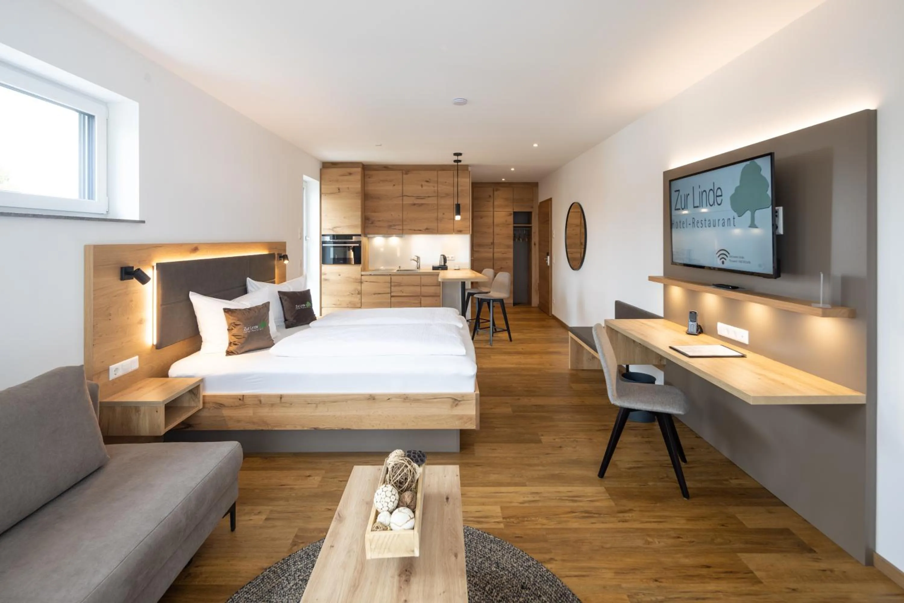 Living room, Bed in Hotel Restaurant Zur Linde