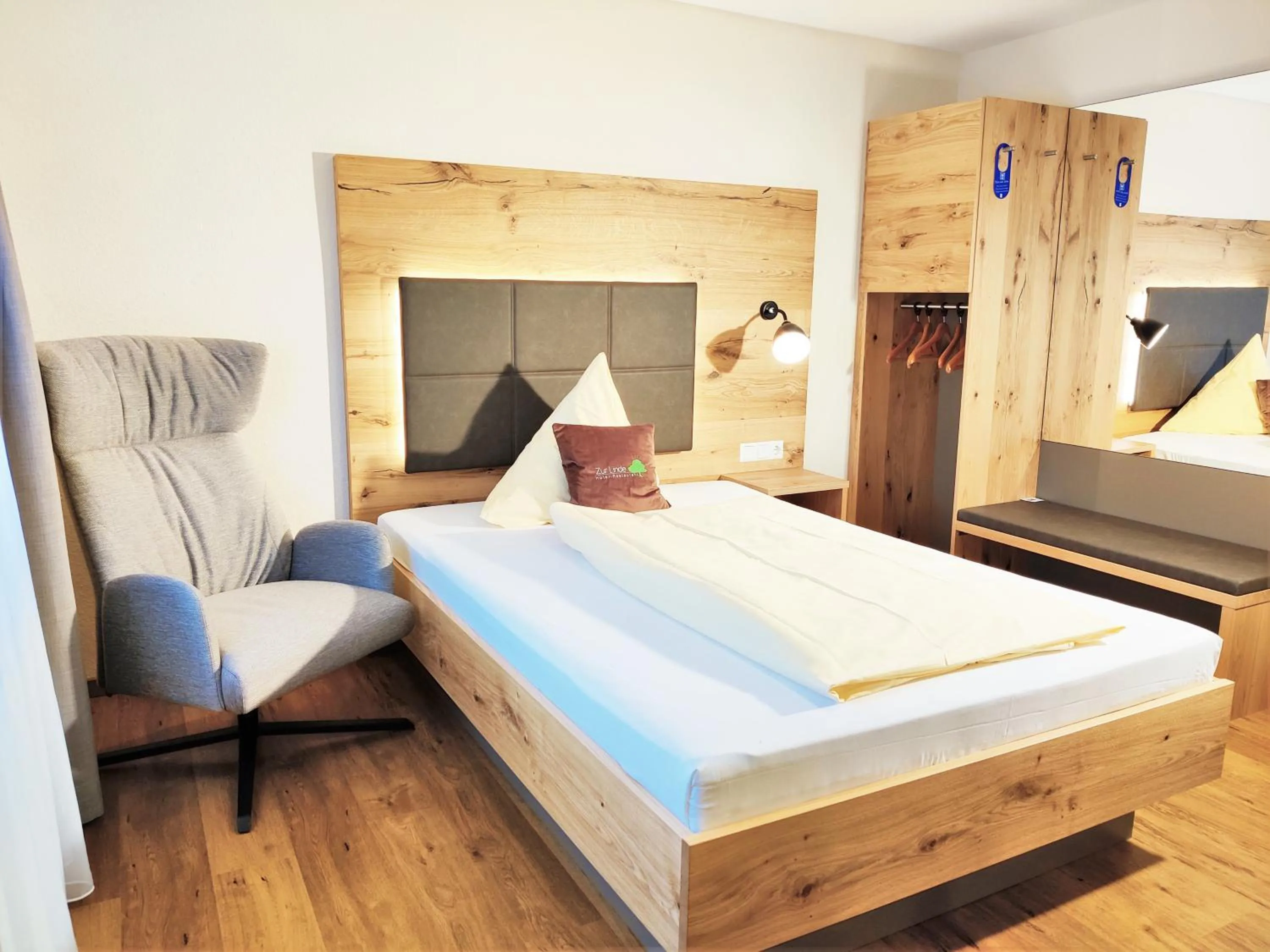 Photo of the whole room, Bed in Hotel Restaurant Zur Linde