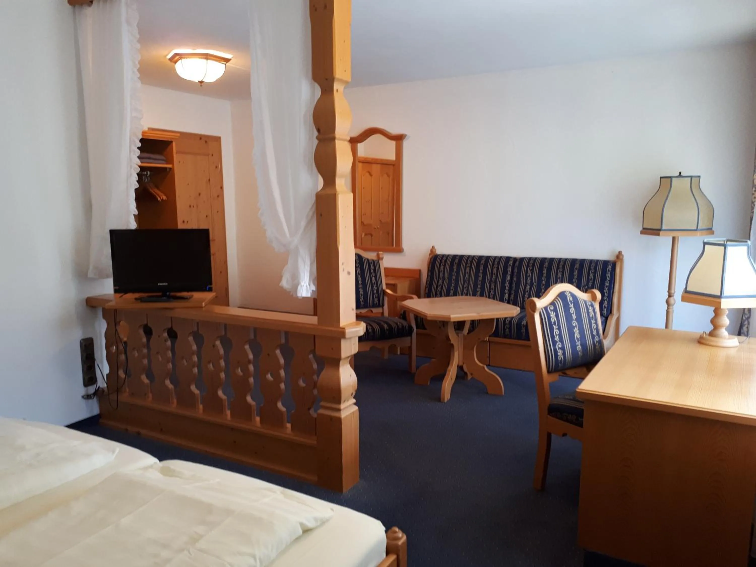 Bed in Hotel - Gasthof Spessarttor & Hotel Bergwiesen -hier auf Wunsch Zimmer mit Balkon