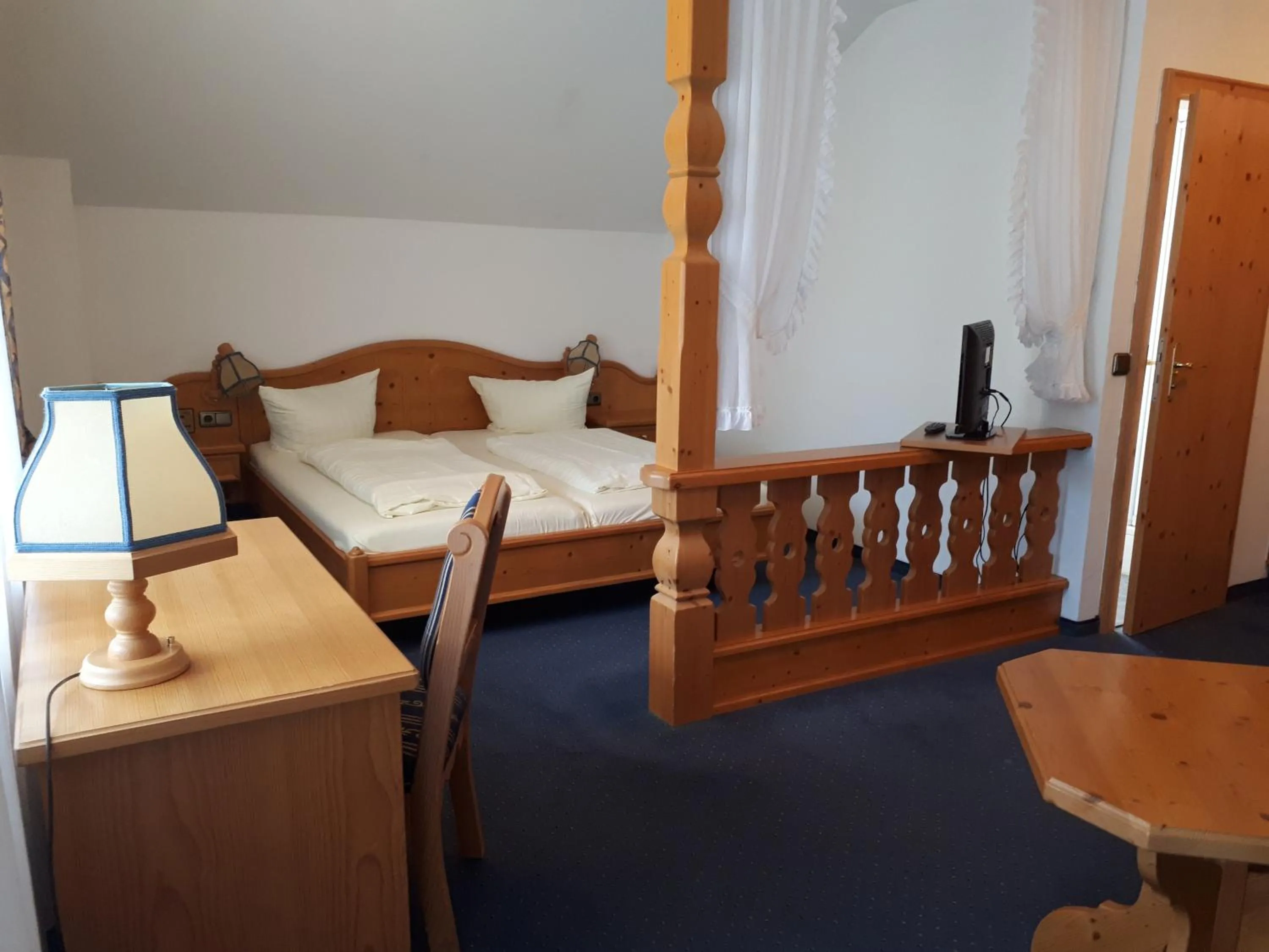 Bed in Hotel - Gasthof Spessarttor & Hotel Bergwiesen -hier auf Wunsch Zimmer mit Balkon
