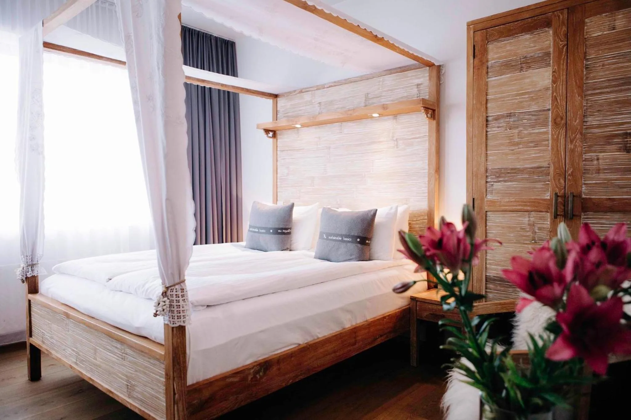 Photo of the whole room, Bed in Eyja Guldsmeden Hotel