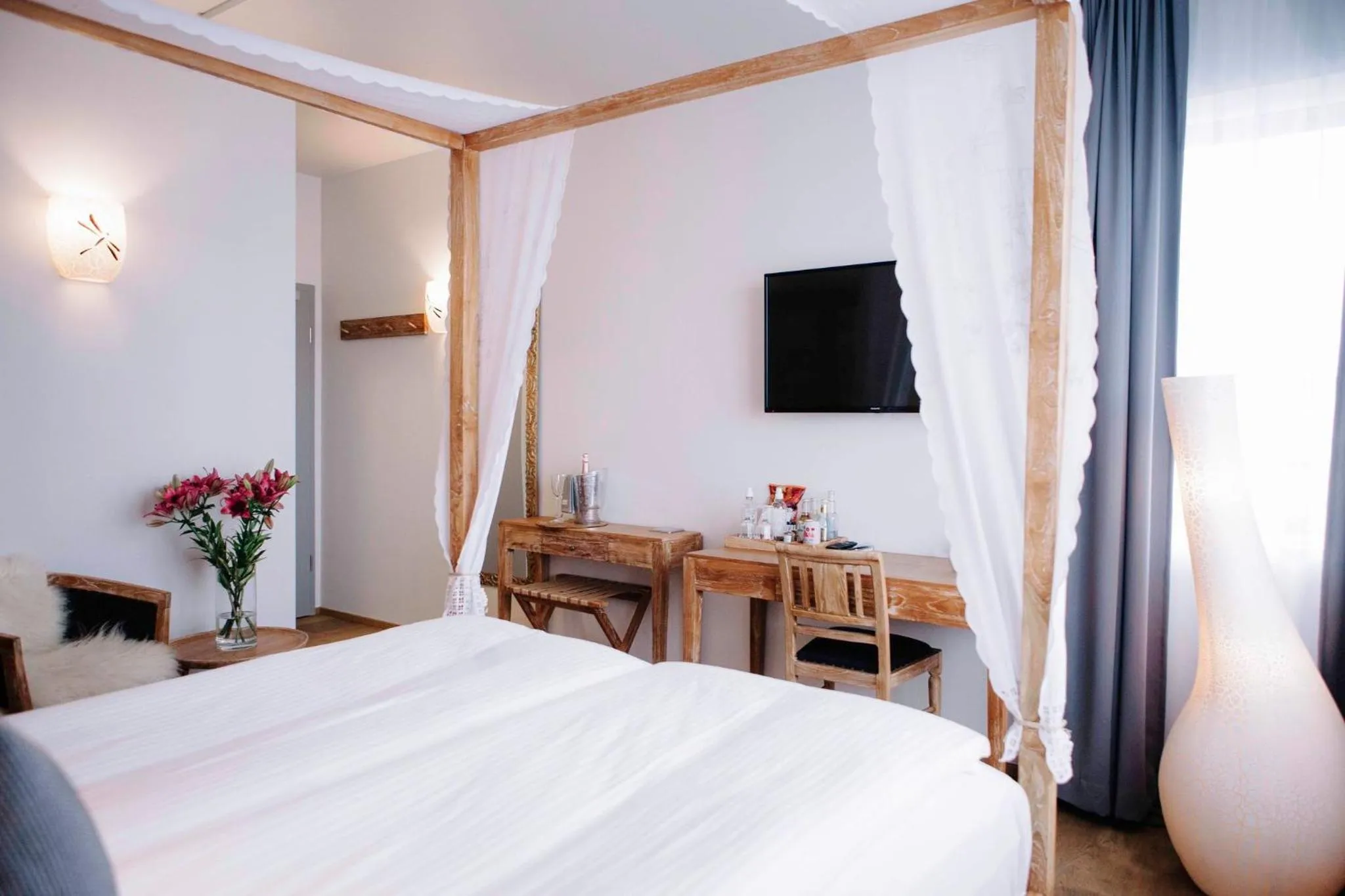 Photo of the whole room, Bed in Eyja Guldsmeden Hotel