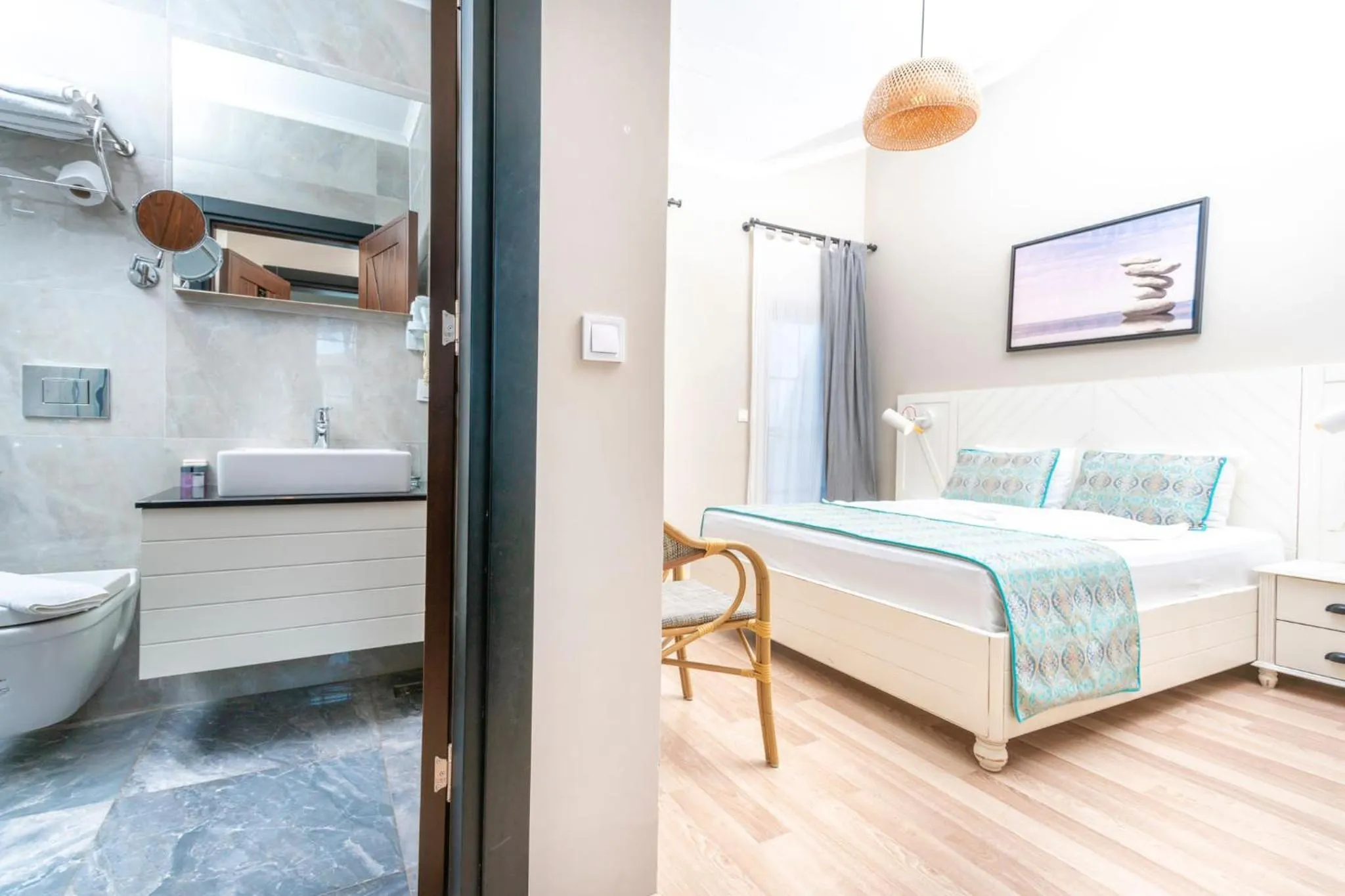 Toilet, Bed in Side Kleopatra Hotel