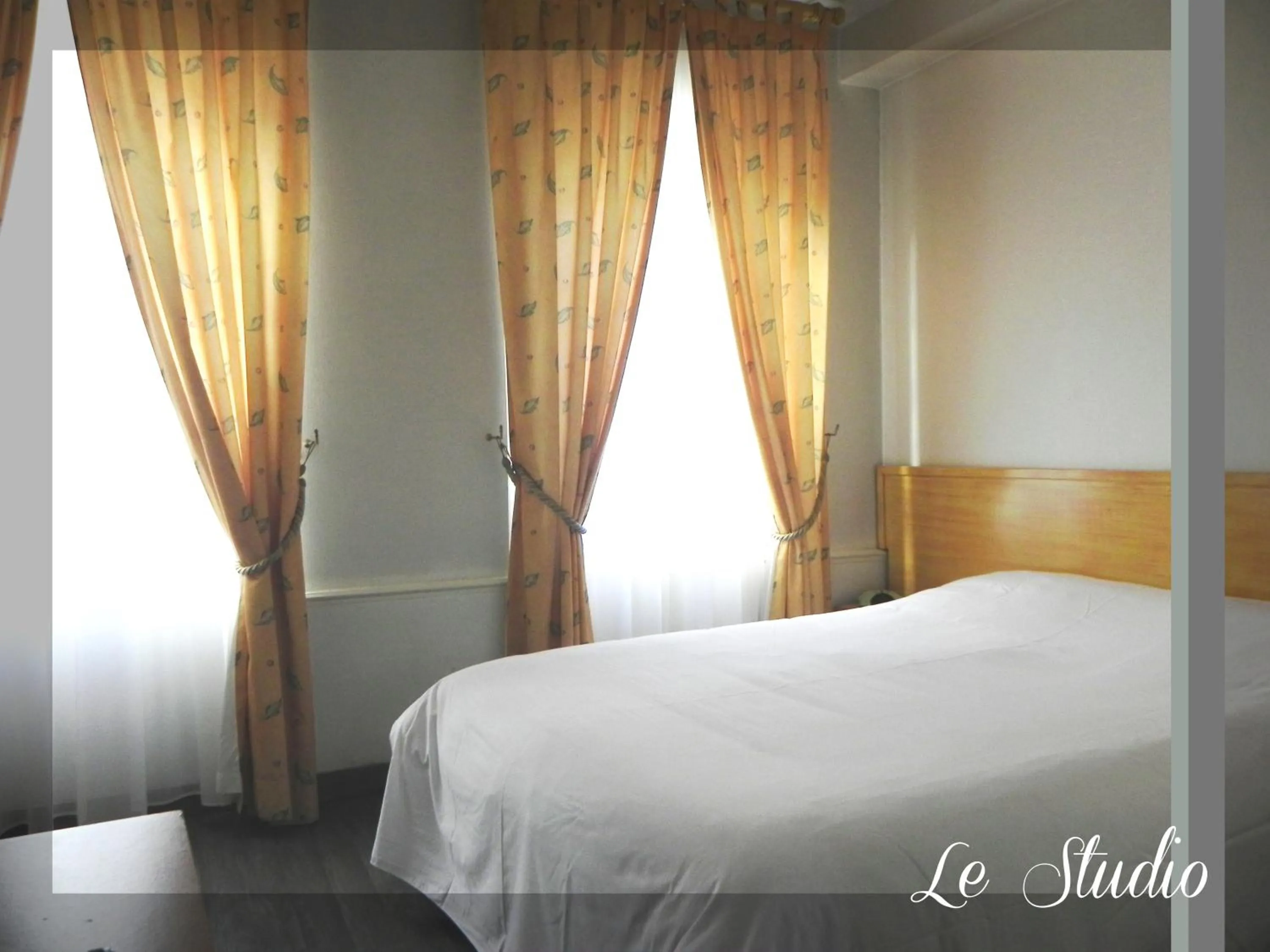 Bed in Logis Le Relais Champenois