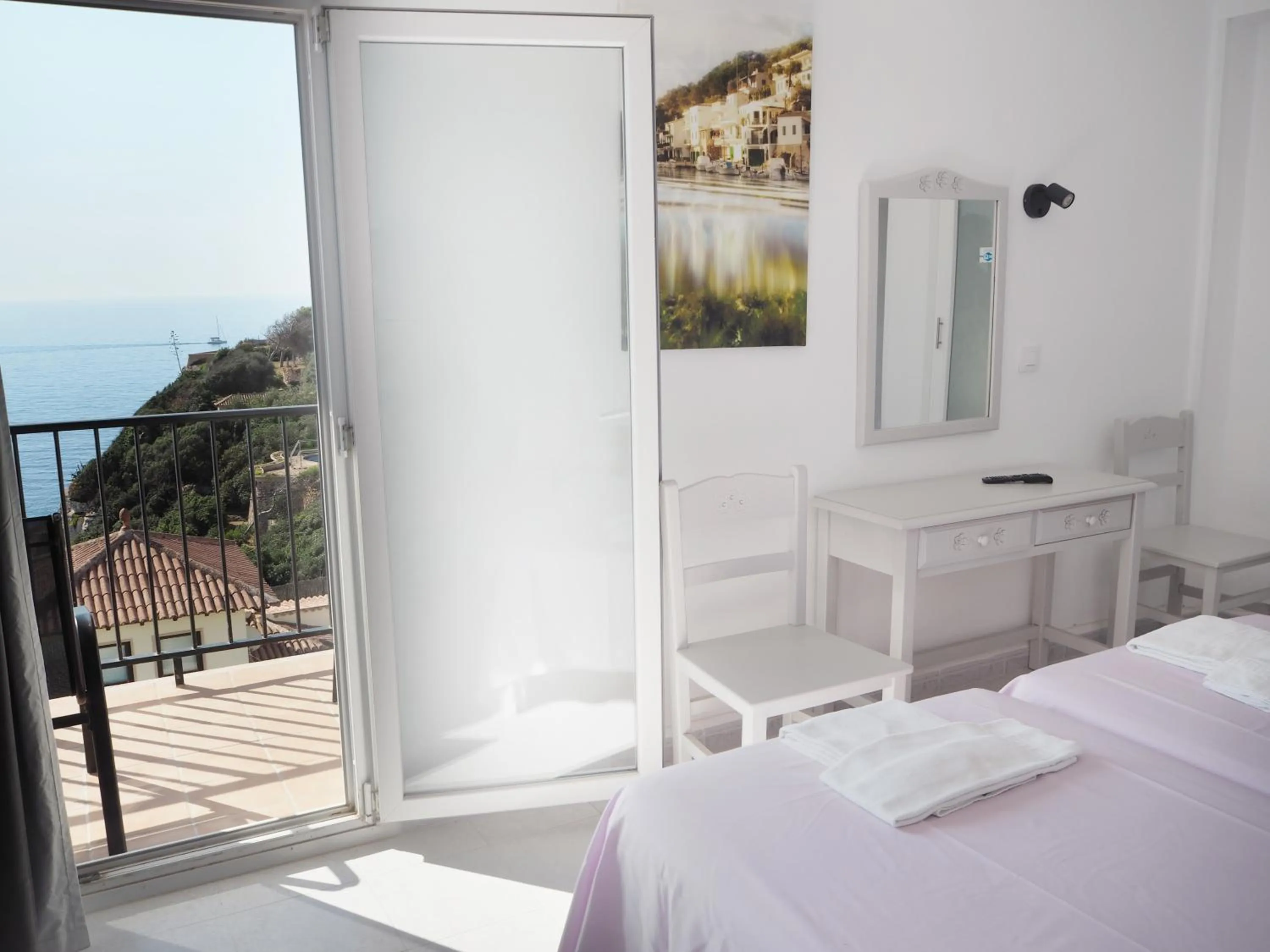 Balcony/Terrace, Bed in Hotel Rocamar