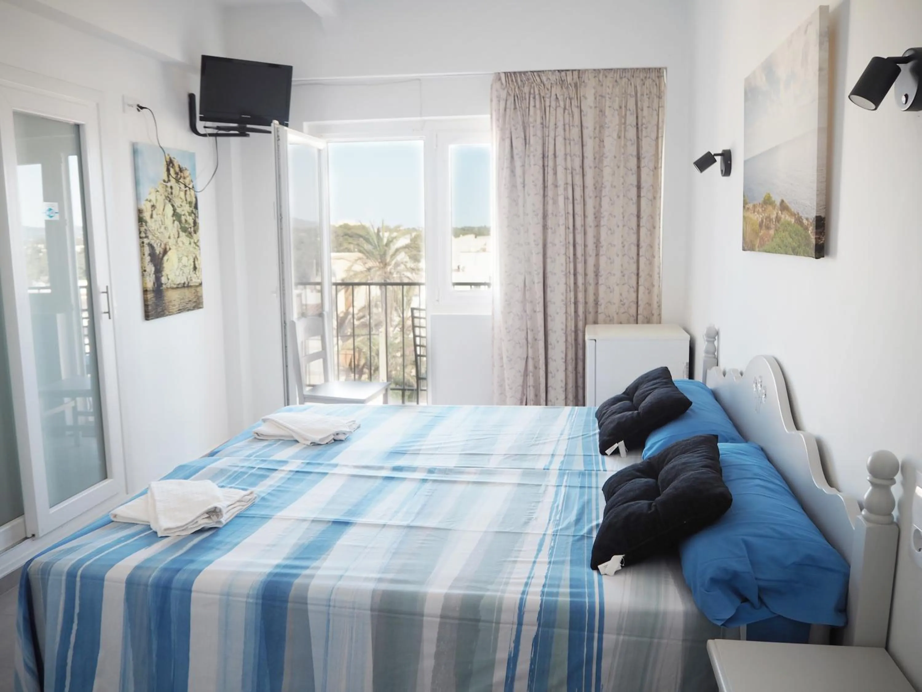 Photo of the whole room, Bed in Hotel Rocamar