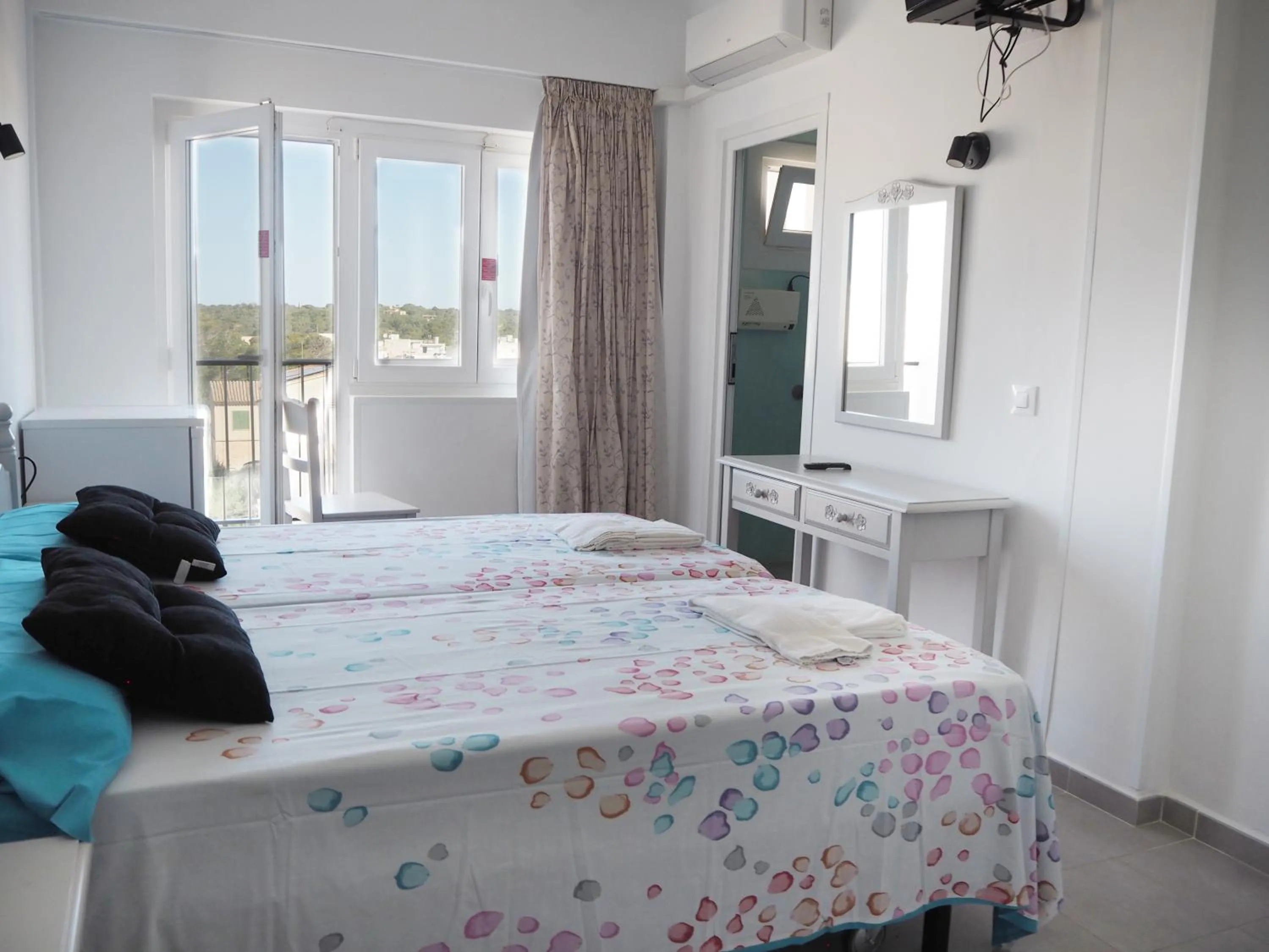 Photo of the whole room, Bed in Hotel Rocamar