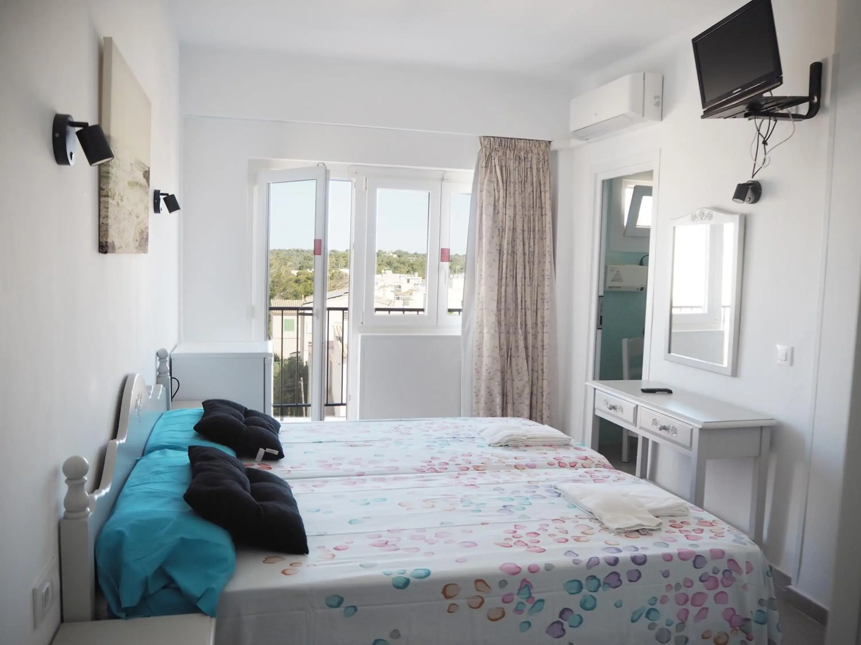 Double Room (two individual beds) City Views in Hotel Rocamar Double Room (two individual beds) City Views in Hotel Rocamar