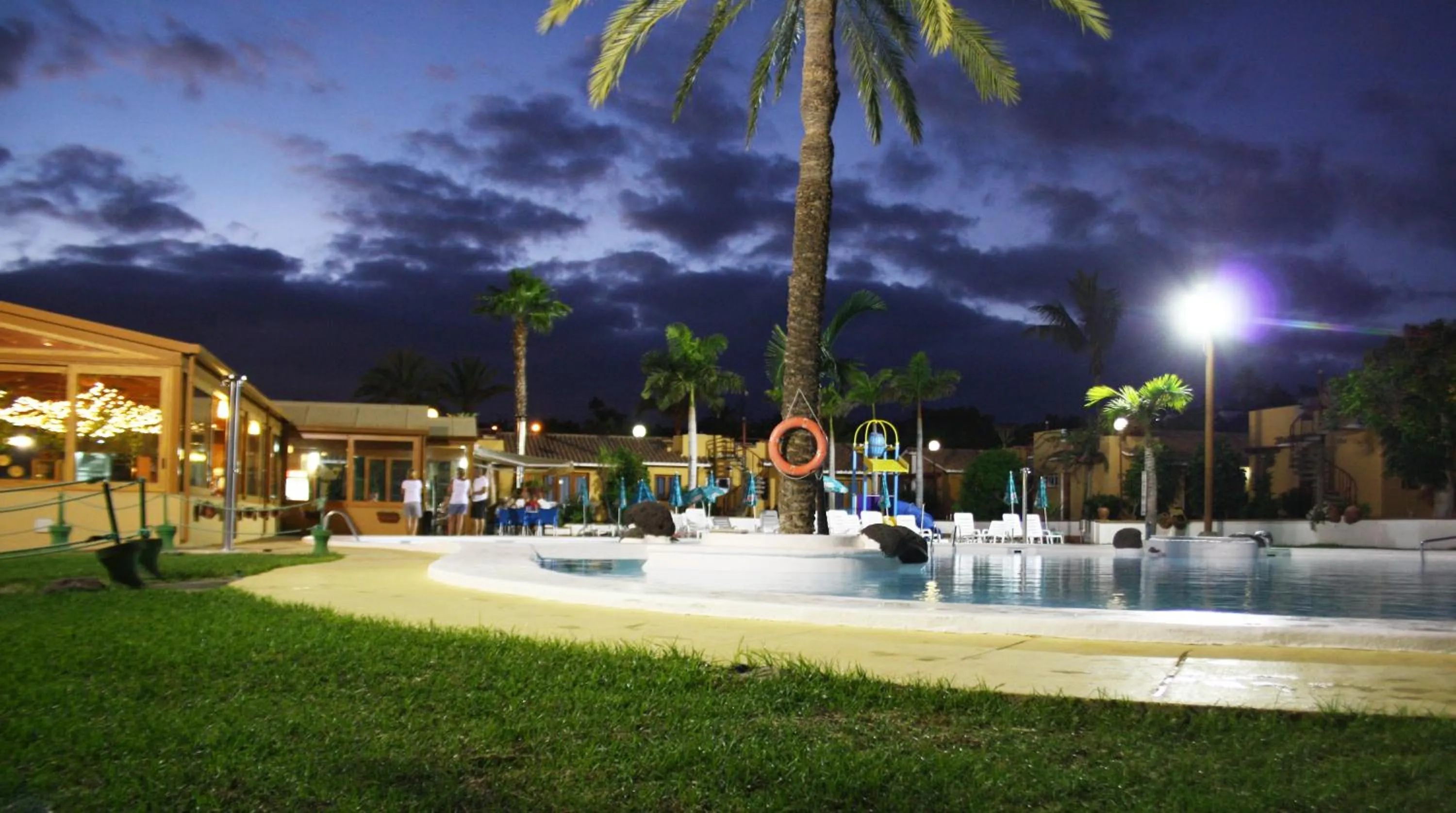 Swimming pool in Bungalows Parque Bali con AIRE ACONDICIONADO