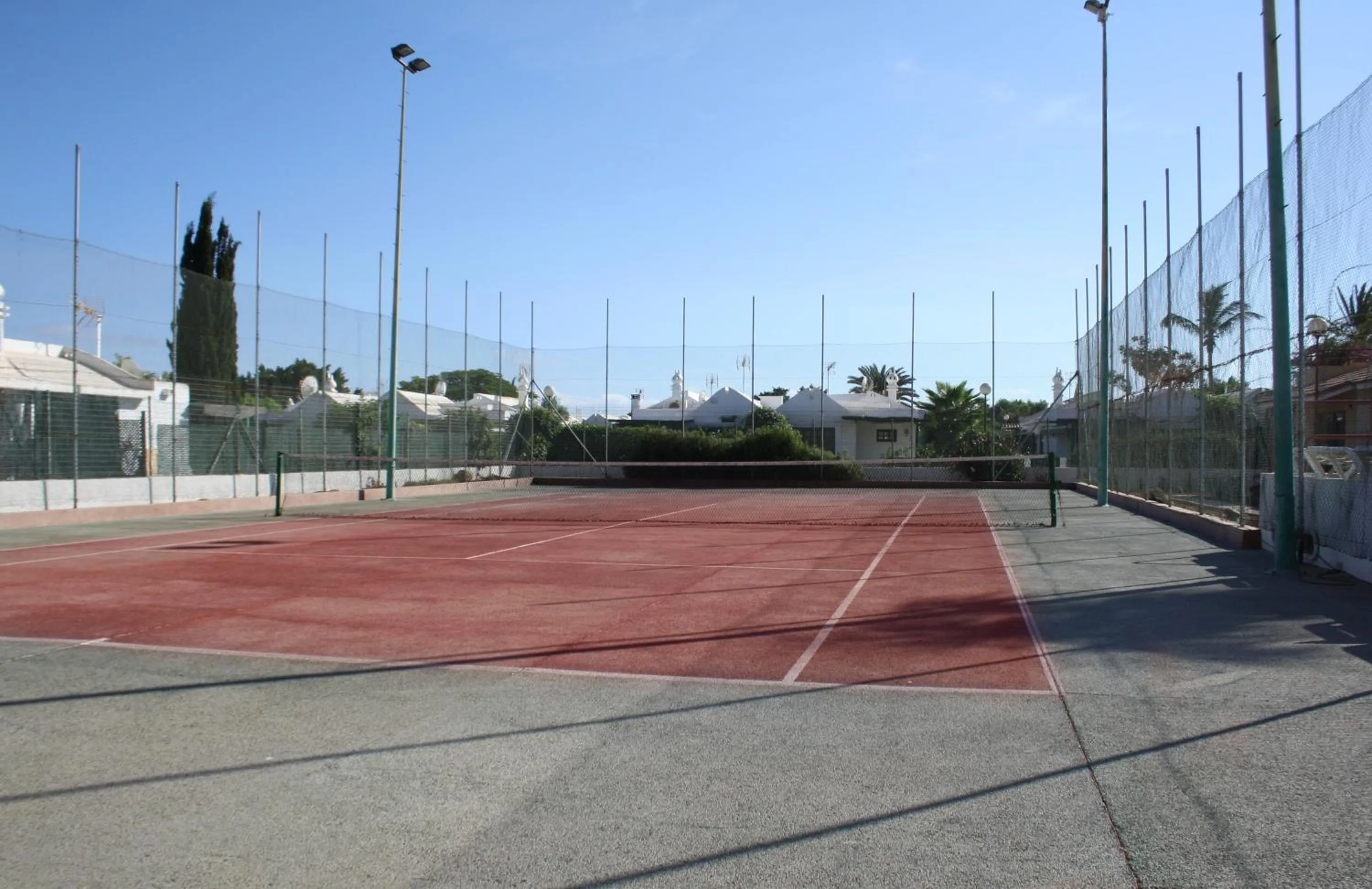 Tennis court in Bungalows Parque Bali con AIRE ACONDICIONADO