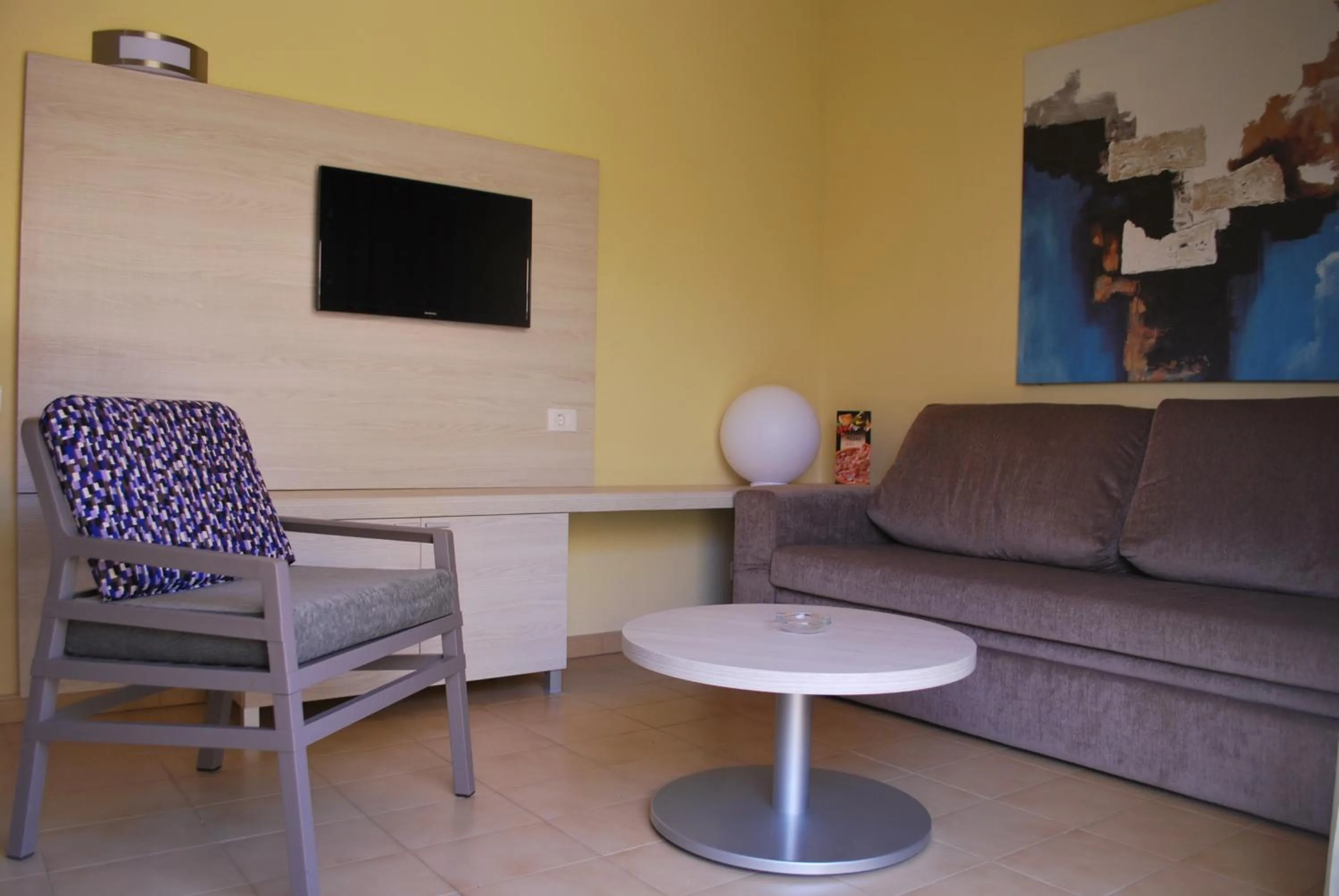 Living room in Bungalows Parque Bali con AIRE ACONDICIONADO