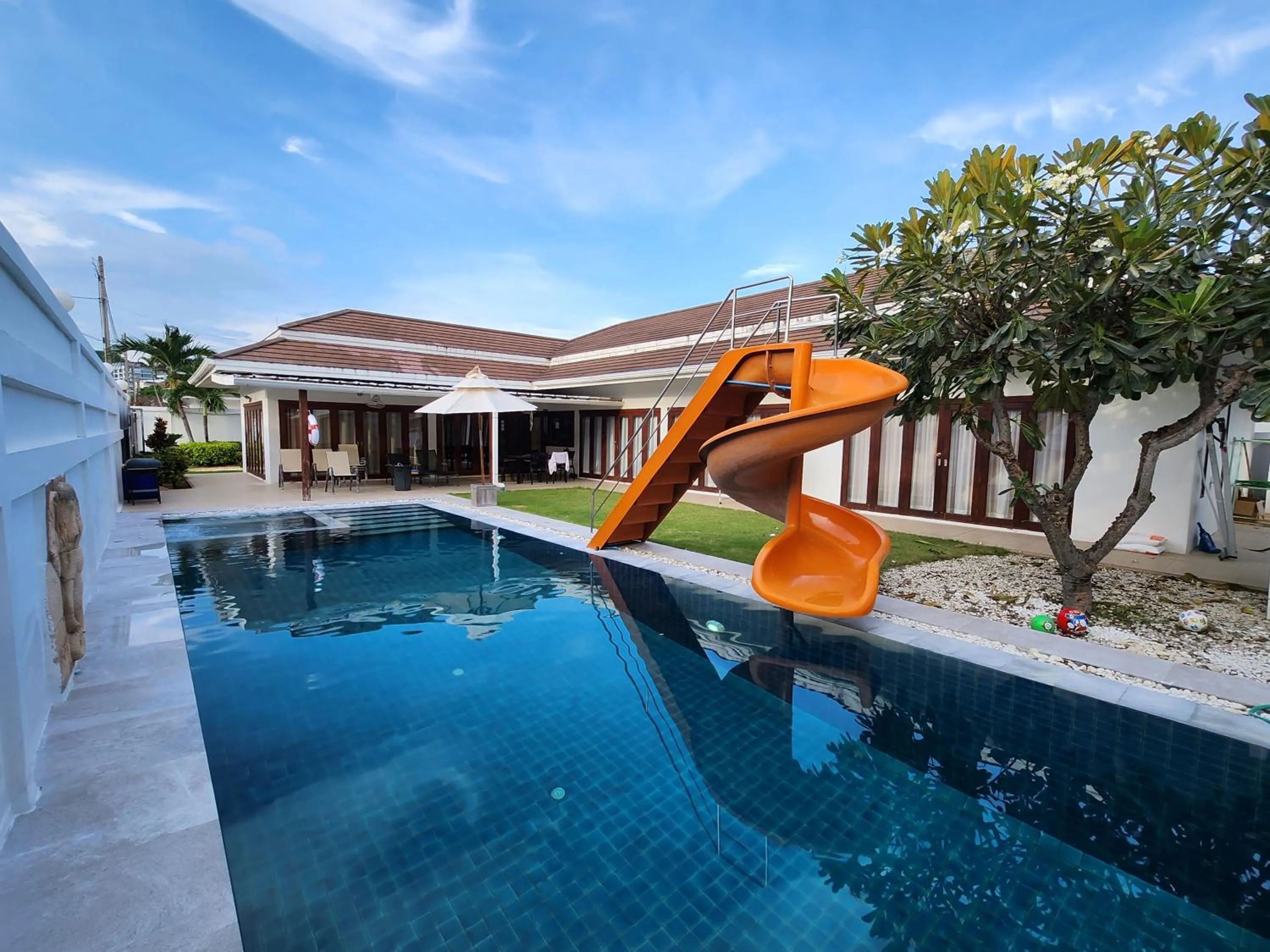 Property building in ทิวาพูลวิลล่า หัวหิน Thiva Pool Villa Hua Hin
