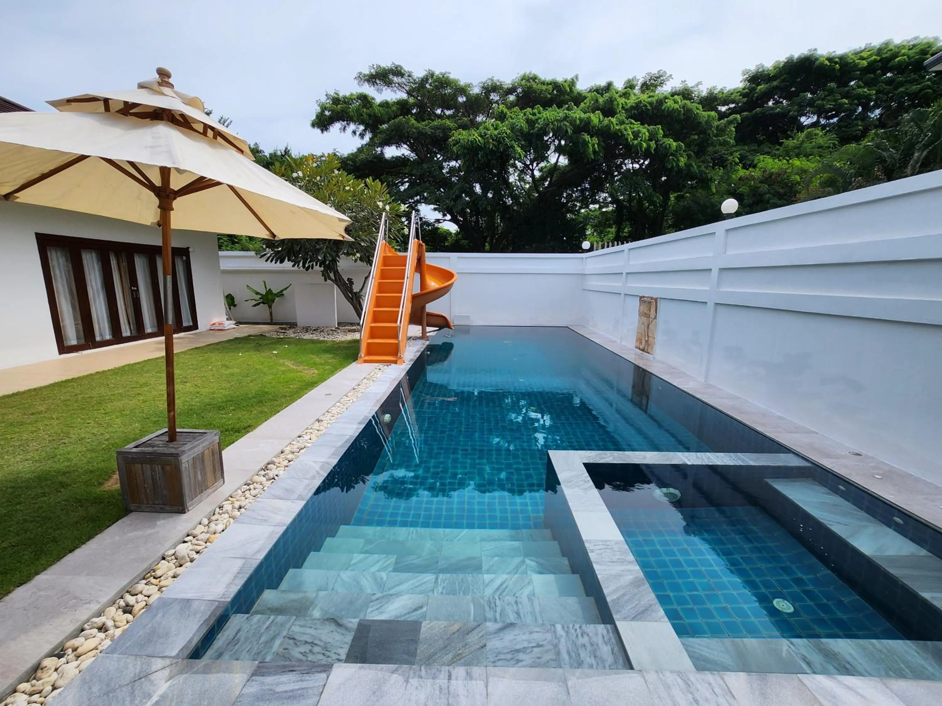 Property building in ทิวาพูลวิลล่า หัวหิน Thiva Pool Villa Hua Hin